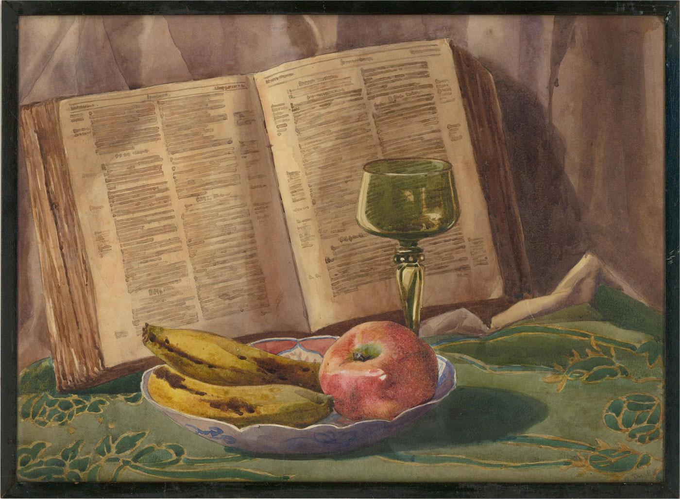 Une délicate et finement exécutée aquarelle du début du 20ème siècle représentant un bol de pommes et de bananes, un délicat gobelet vert avec des détails en verre et un livre ouvert, probablement une encyclopédie ou un dictionnaire. L'artiste a