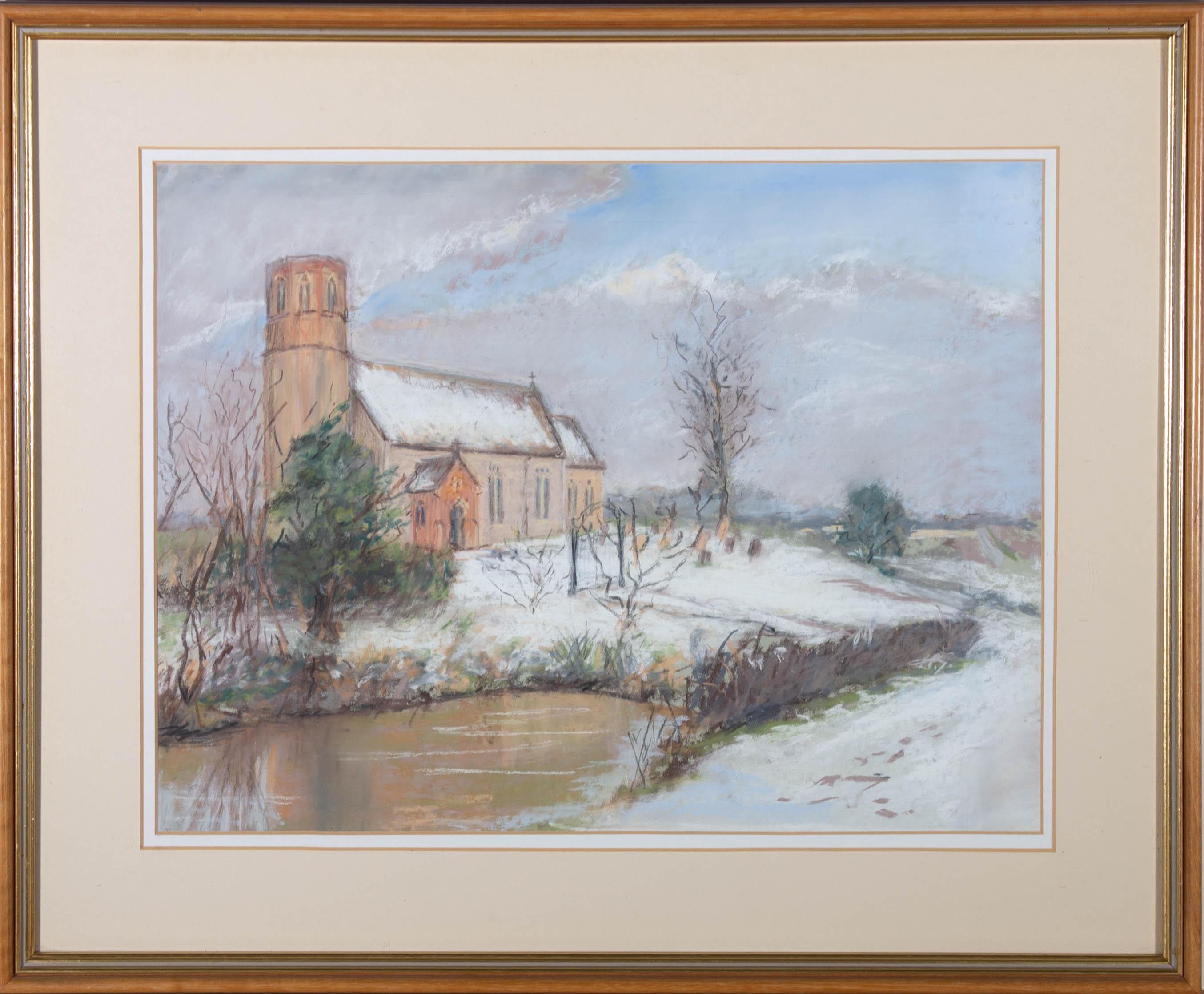 Un'incantevole scena a pastello della chiesa parrocchiale di Tutti i Santi a Thorpe Abbotts, nel Norfolk, in inverno. Ben presentato in un doppio supporto di cartoncino e in un'elegante cornice di legno. Sul retro è presente anche un'etichetta