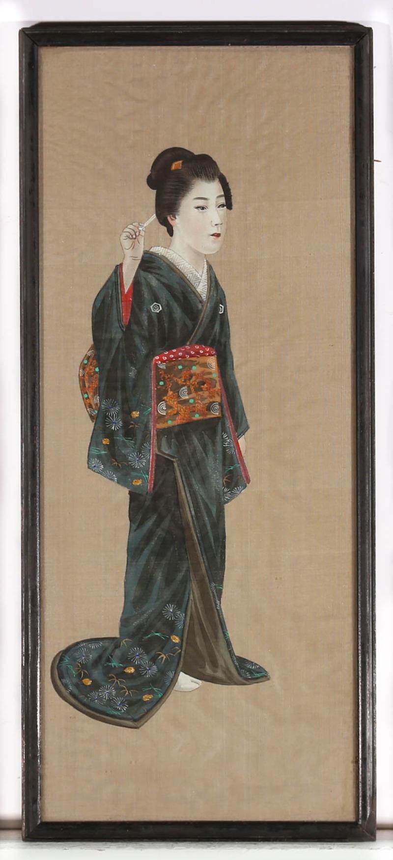 Diese Aquarell- und Gouachestudie aus dem frühen 20. Jahrhundert zeigt eine wunderschöne japanische Geisha, die einen luxuriösen Seidenkimono trägt, der mit zarten Stickereien und Handmalereien verziert ist. Jedes Teil ihres teuren Kitsuke wurde