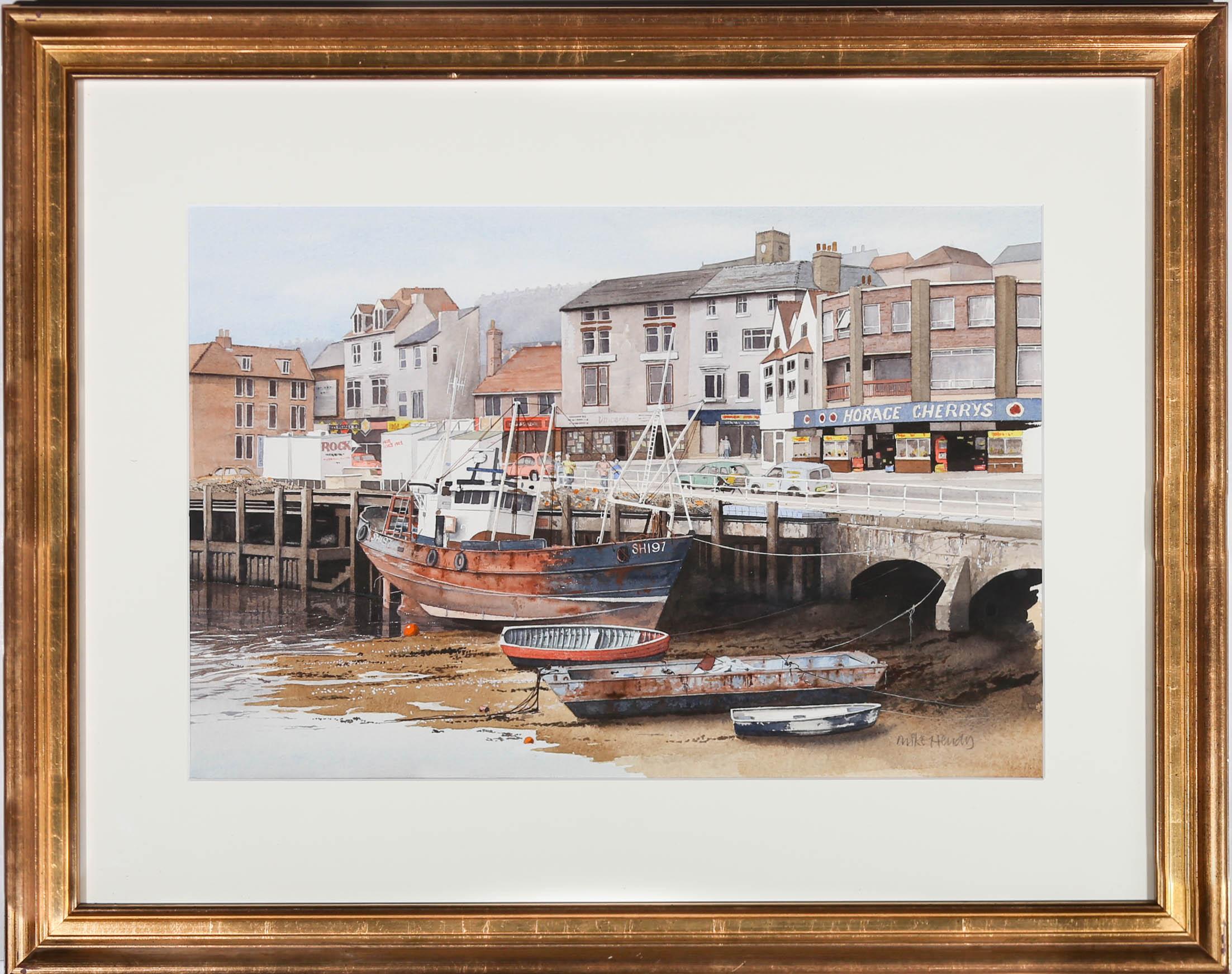 Une peinture à l'aquarelle nette et accomplie de Mike Hendy, représentant la destination de vacances britannique populaire de Scarborough. Un grand bateau de pêche attire l'attention au centre de la composition, tandis que l'arcade de bord de mer