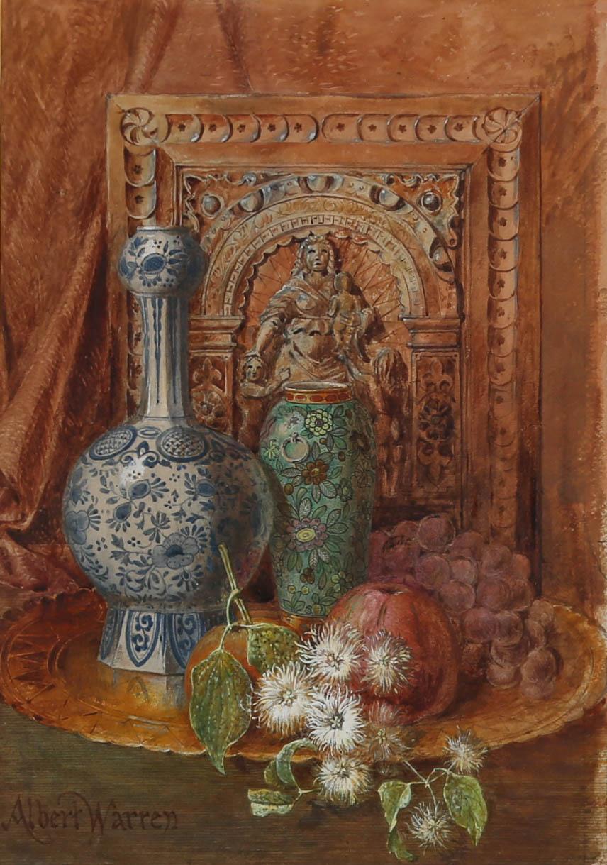 Une nature morte finement détaillée de la fin de l'époque victorienne à l'aquarelle, montrant des vases floraux, une tuile d'icône sculptée, des fruits et un brin de barbe de vieil homme, le tout sur un plateau en laiton. La peinture montre