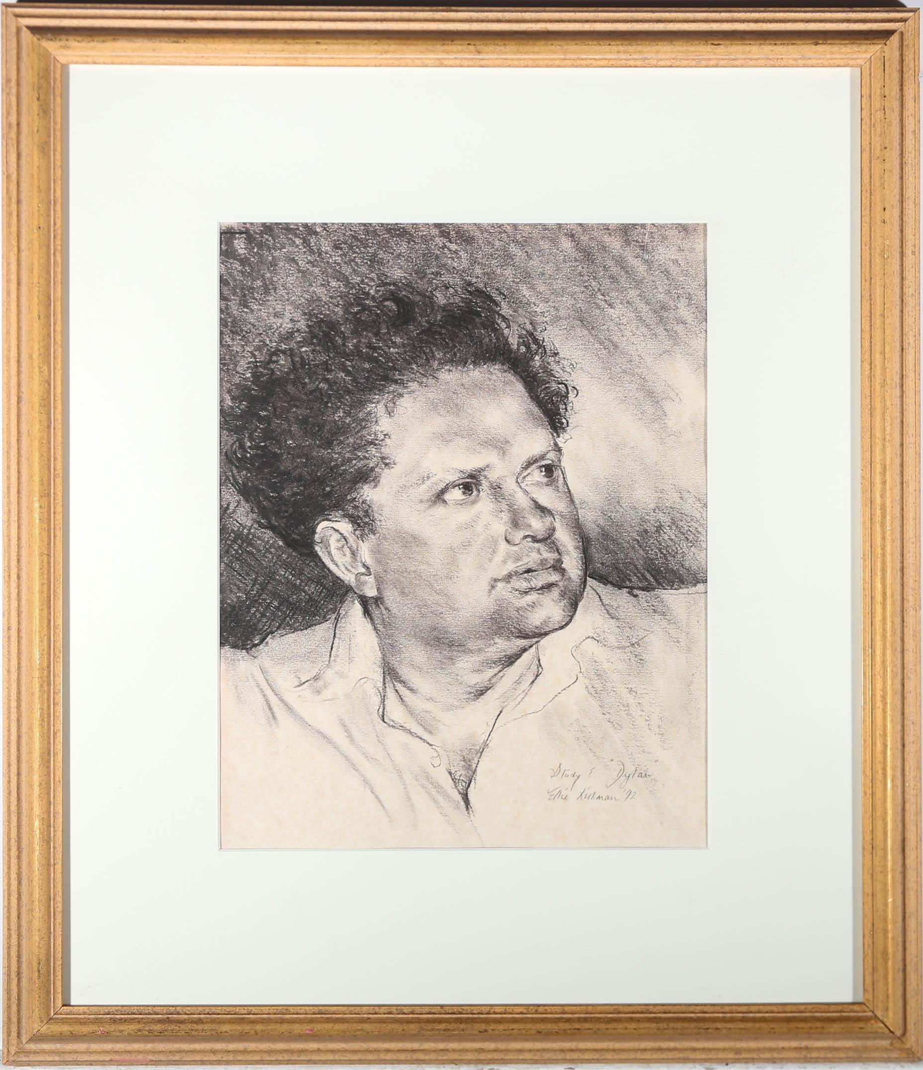 Un charmant dessin au fusain représentant le poète gallois Dylan Thomas. L'artiste a capturé sa signature, ses cheveux sauvages et son regard pensif, à travers ce portrait expressif. Le dessin est réalisé des années après la mort du poète et