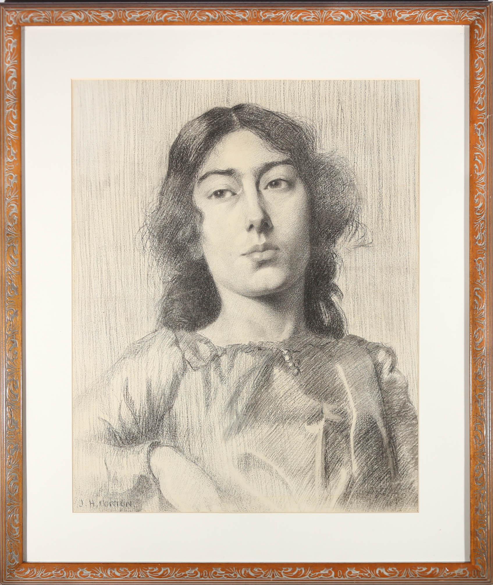 Un hermoso dibujo a carboncillo que representa el busto de una mujer eduardiana. La señora se echa hacia atrás, con los ojos descansados mientras apoya el brazo en el respaldo de la silla. El artista capta un momento de calma entre él y el modelo,