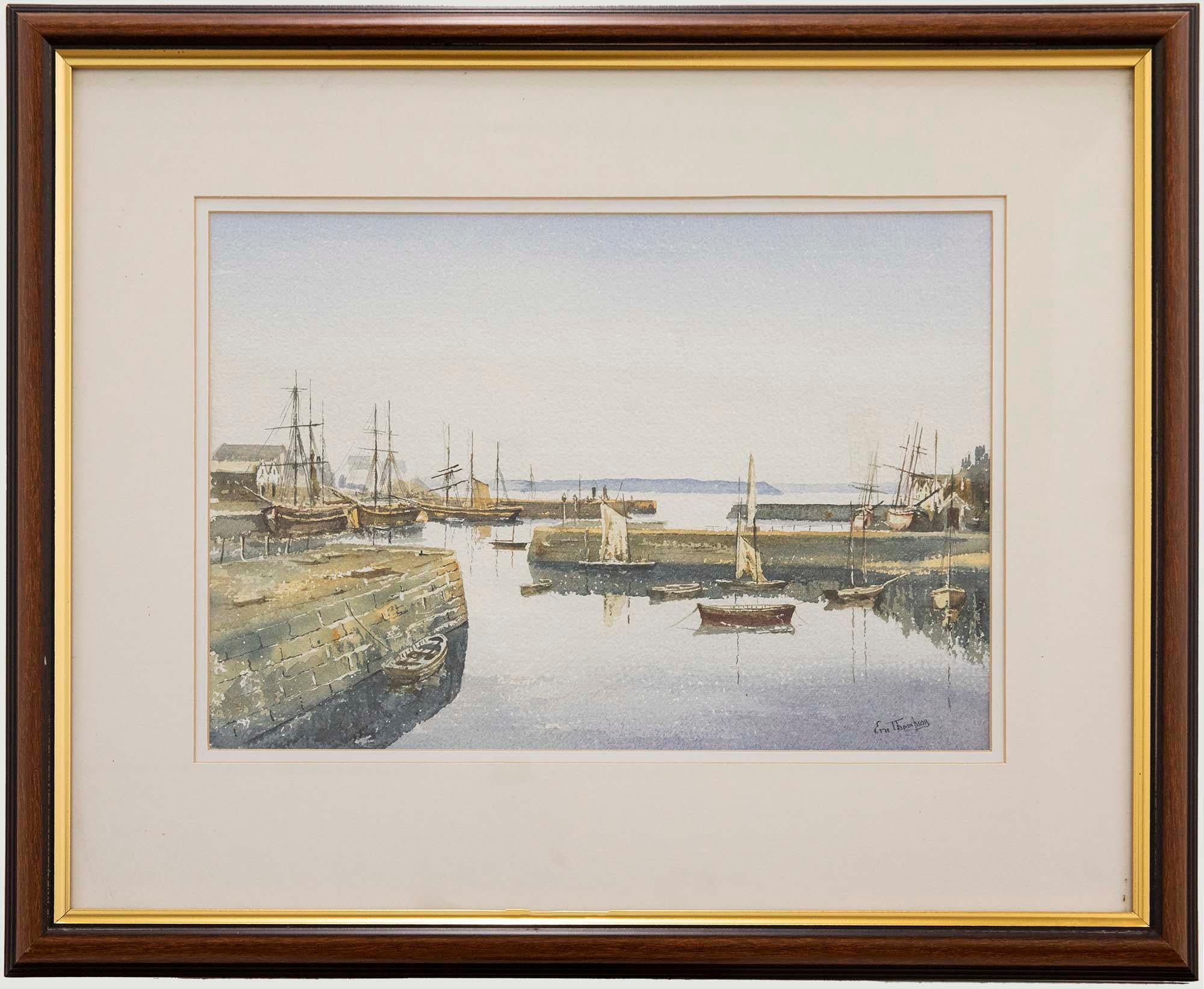 Une charmante aquarelle représentant des bateaux de pêche amarrés dans un port paisible par une journée d'été. Signé en bas à droite. Présenté dans un cadre en bois avec un emboîtage doré. Sur le papier.