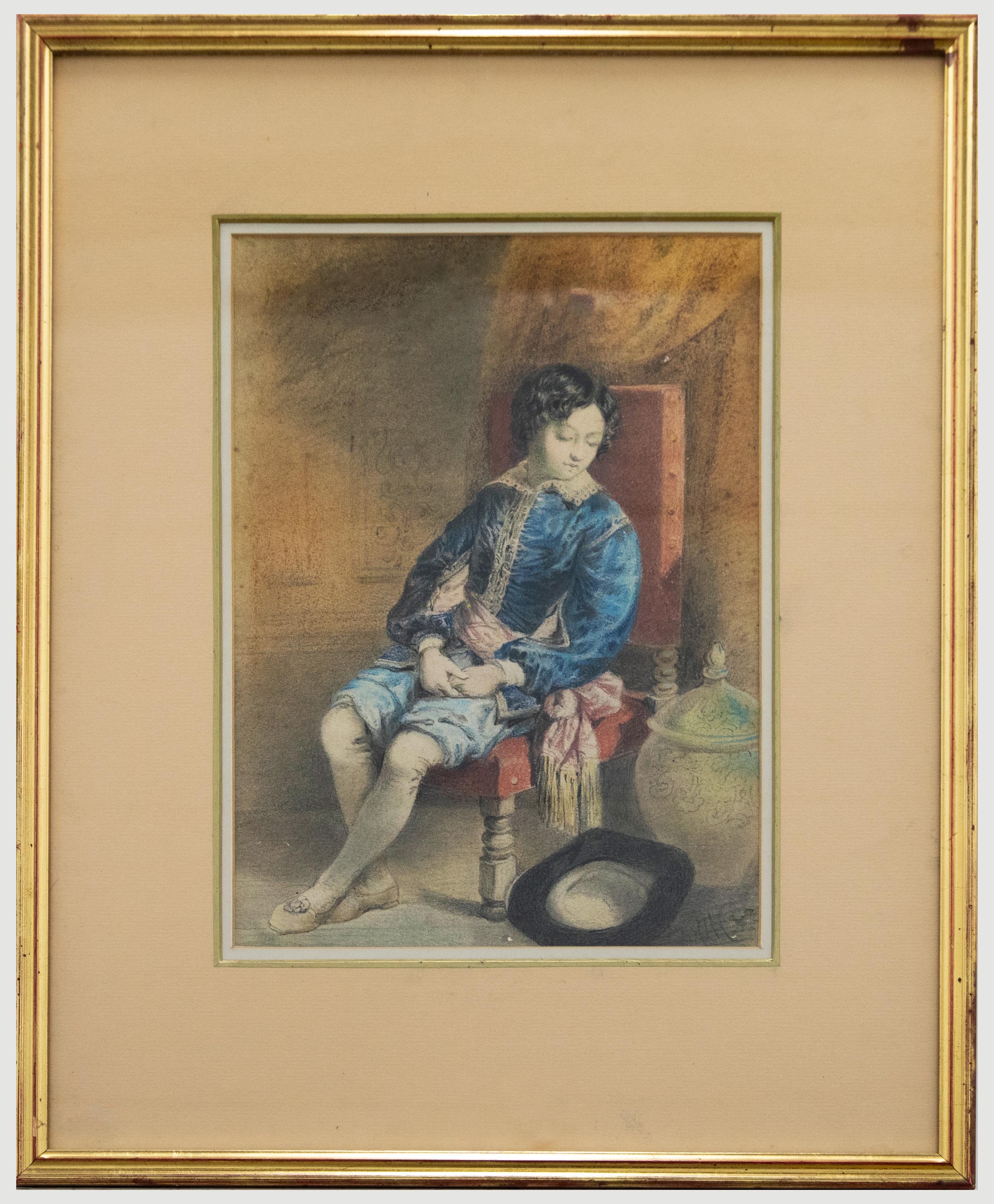 Eine bezaubernde Pastellstudie eines adligen Kindes aus dem 17. Jahrhundert, das auf einem roten Stuhl sitzt, neben dem wir etwas verdienen. Er blickt auf einen Hut auf dem Boden und trägt eine königsblaue Uniform. Unten rechts schwach signiert mit