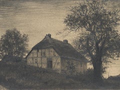 Maison à moitié couchée et arbre ancien