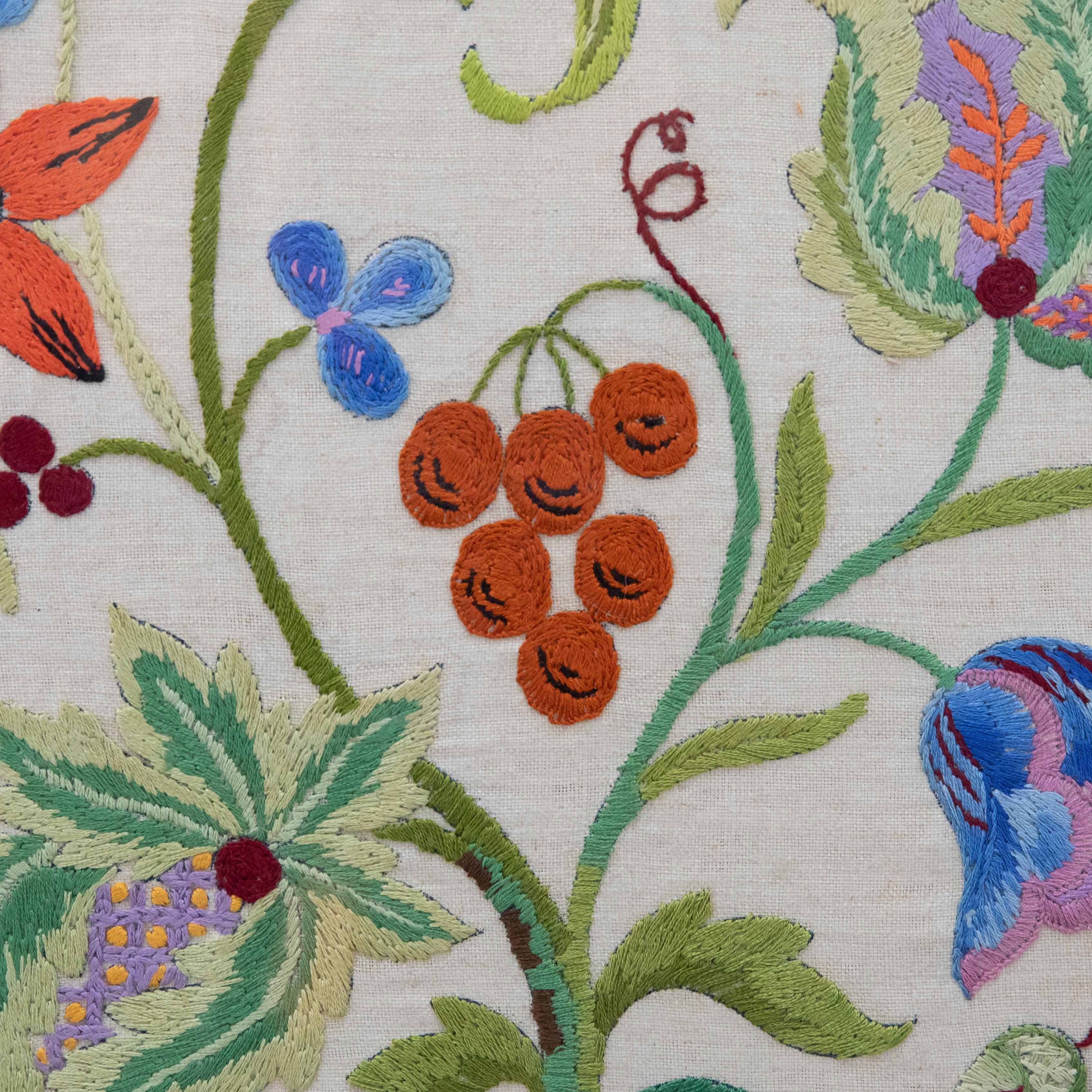 Gerahmte Stickerei des 20. Jahrhunderts – Papageien, Tulpen und Blütenblätter im Angebot 2