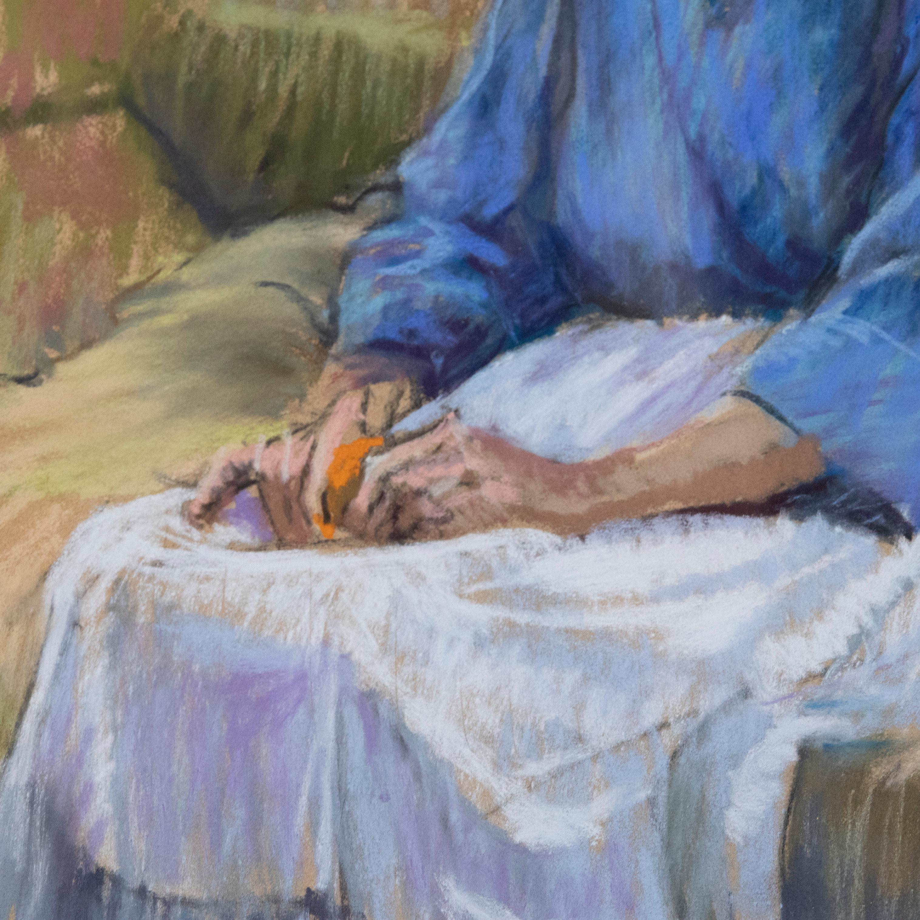 Un affascinante studio a pastello a olio di una donna seduta su un lettino. Indossa abiti leggeri e larghi e un grande cappello di paglia. L'artista cattura le donne in una serie di segni espressivi che mostrano un'attenzione particolare alla luce e