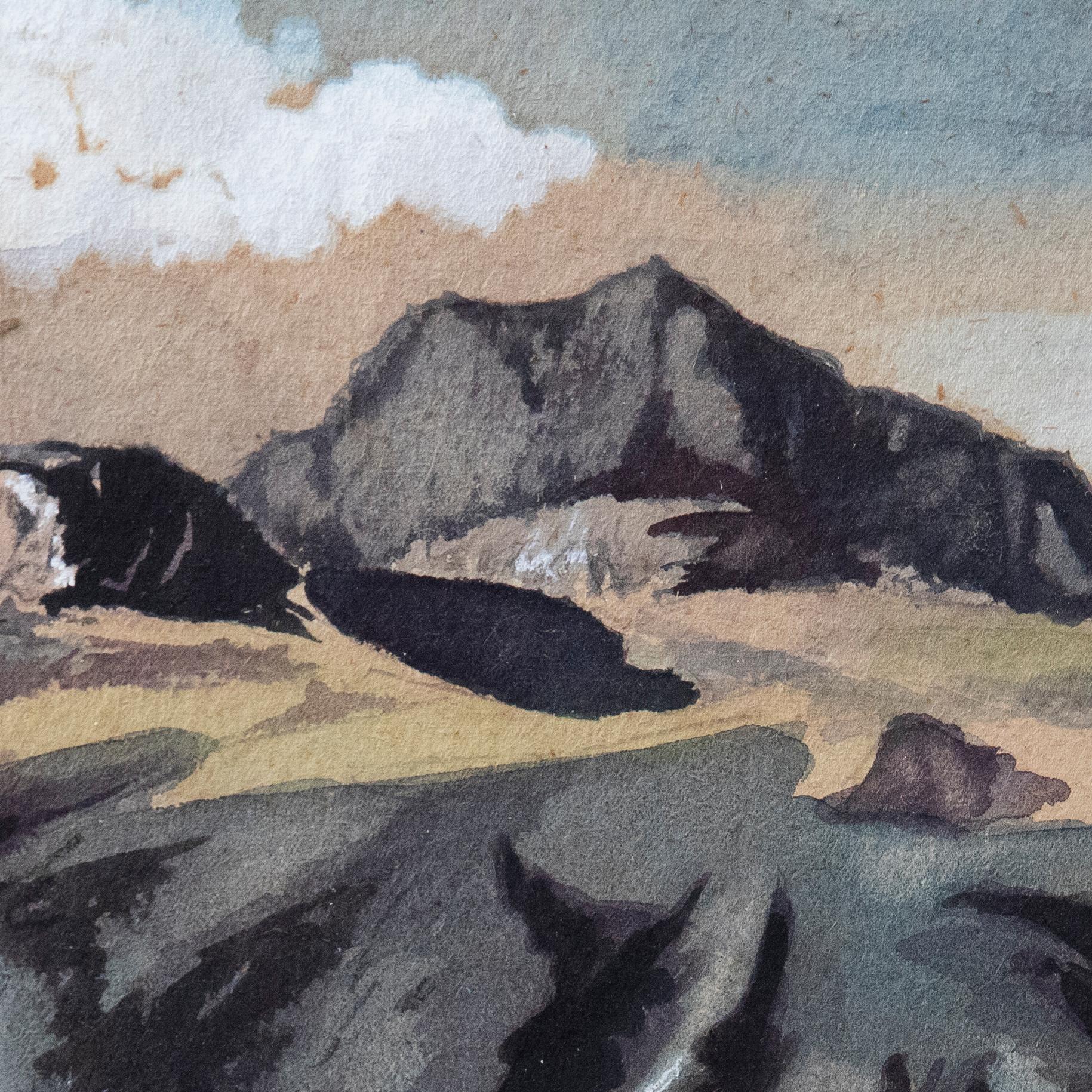 Un delizioso studio ad acquerello arricchito da gouache che raffigura i Langdale Pikes nel Lake District. L'artista cattura un borgo di piccoli cottage in fondo alla valle enfatizzando la scala delle montagne torreggianti sullo sfondo. Senza segno.