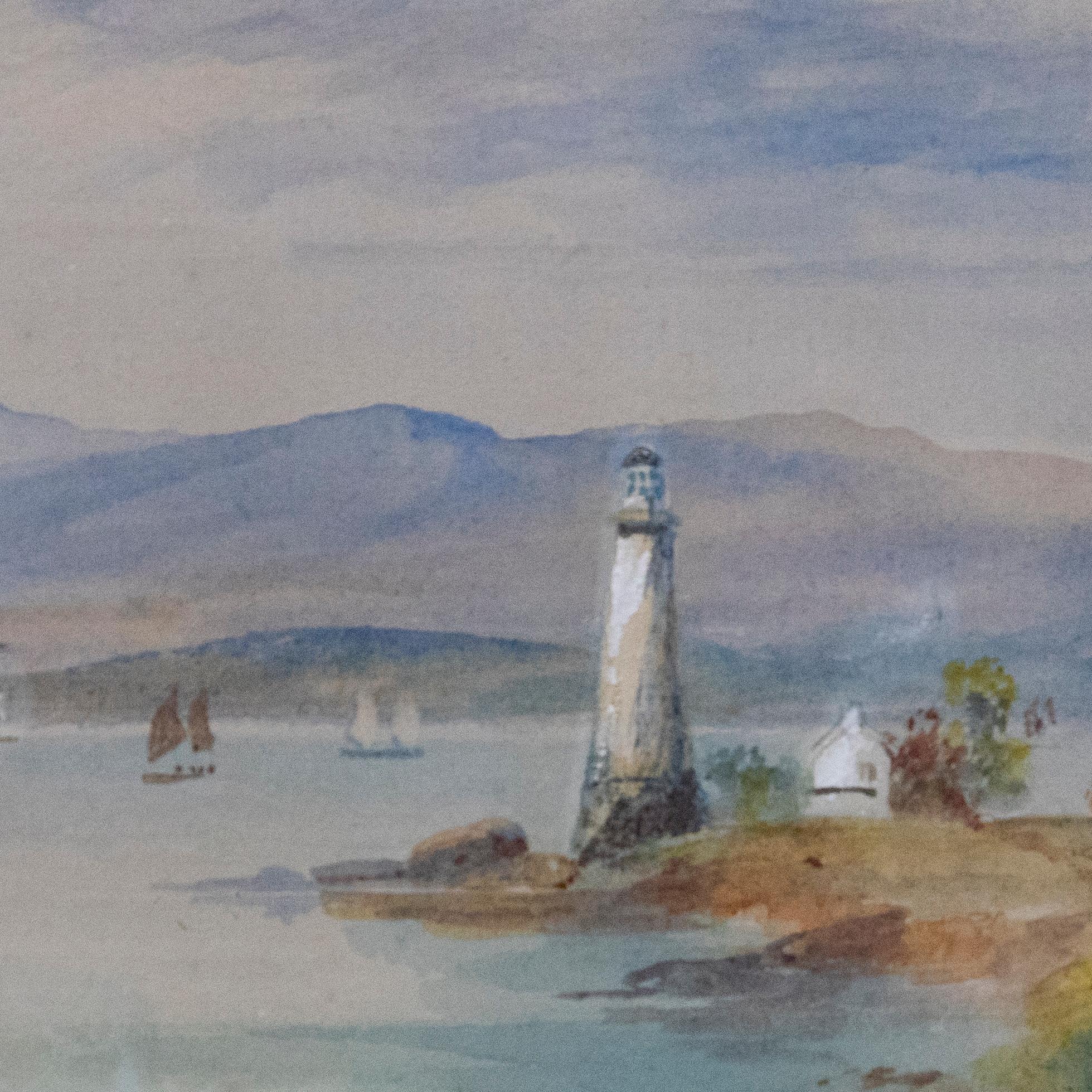 Una encantadora escena costera en acuarela, que muestra un pintoresco estuario con barcos navegando por el agua y un faro vigilando. Bien presentado en un marco dorado esmaltado con molduras foliadas ornamentadas y una nueva montura ovalada. Sin