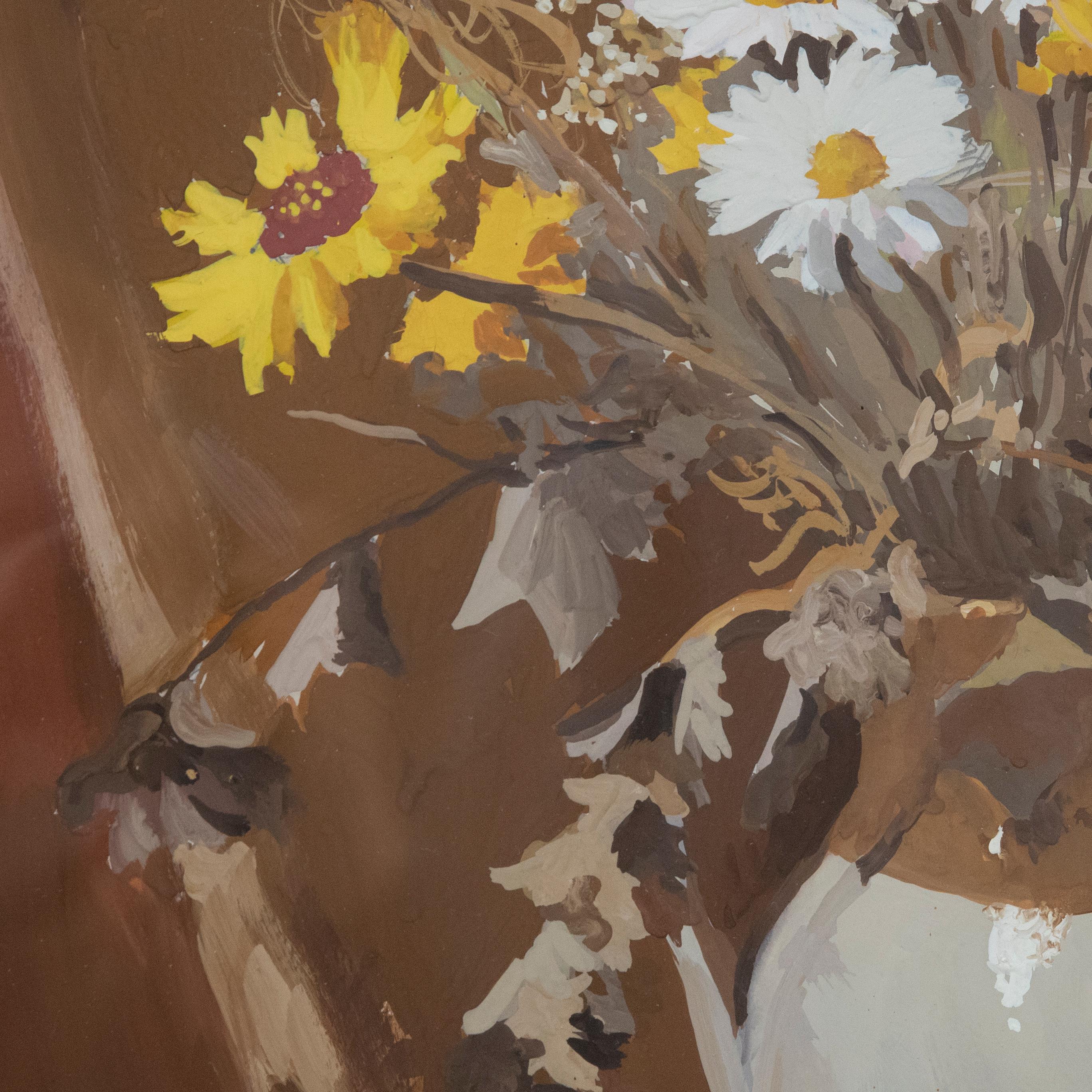 Une charmante étude à la gouache représentant une sélection de fleurs sauvages jaunes et blanches dans un vase en céramique. L'artiste capture la scène de la nature morte dans des tons sourds et terreux. Signé en bas à droite. Présenté dans un cadre
