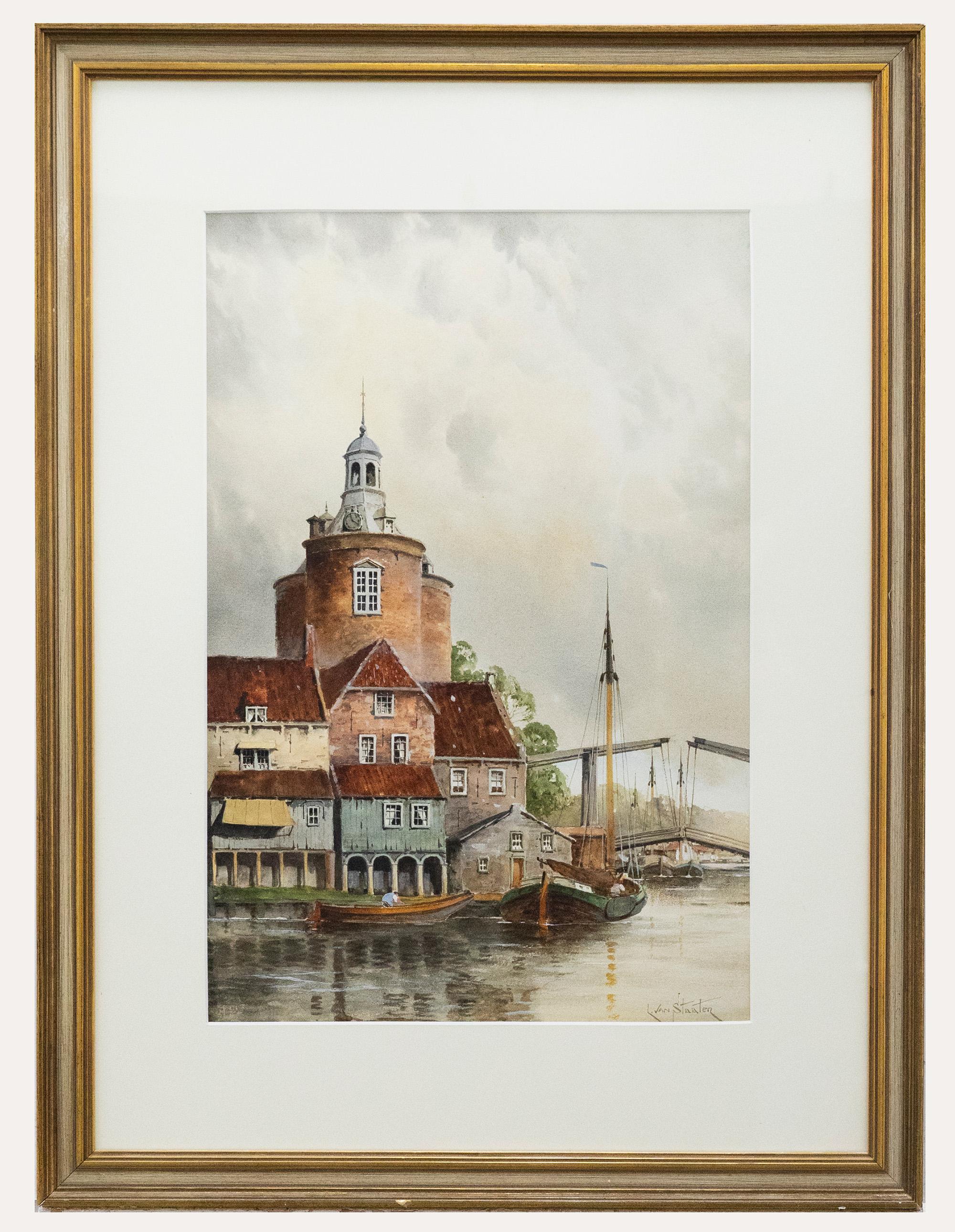 Eine bezaubernde Aquarellszene des bekannten niederländischen Künstlers Louis Van Staaten. Die Szene zeigt eine idyllische Flusslandschaft mit einer Zugbrücke im Hintergrund, die den Weg für zwei entgegenkommende Boote freigibt. Signiert unten