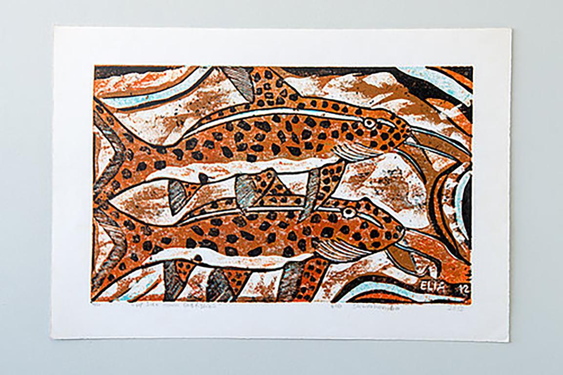 Peces gato al revés, Elia Shiwoohamba, impresión en cartón sobre papel