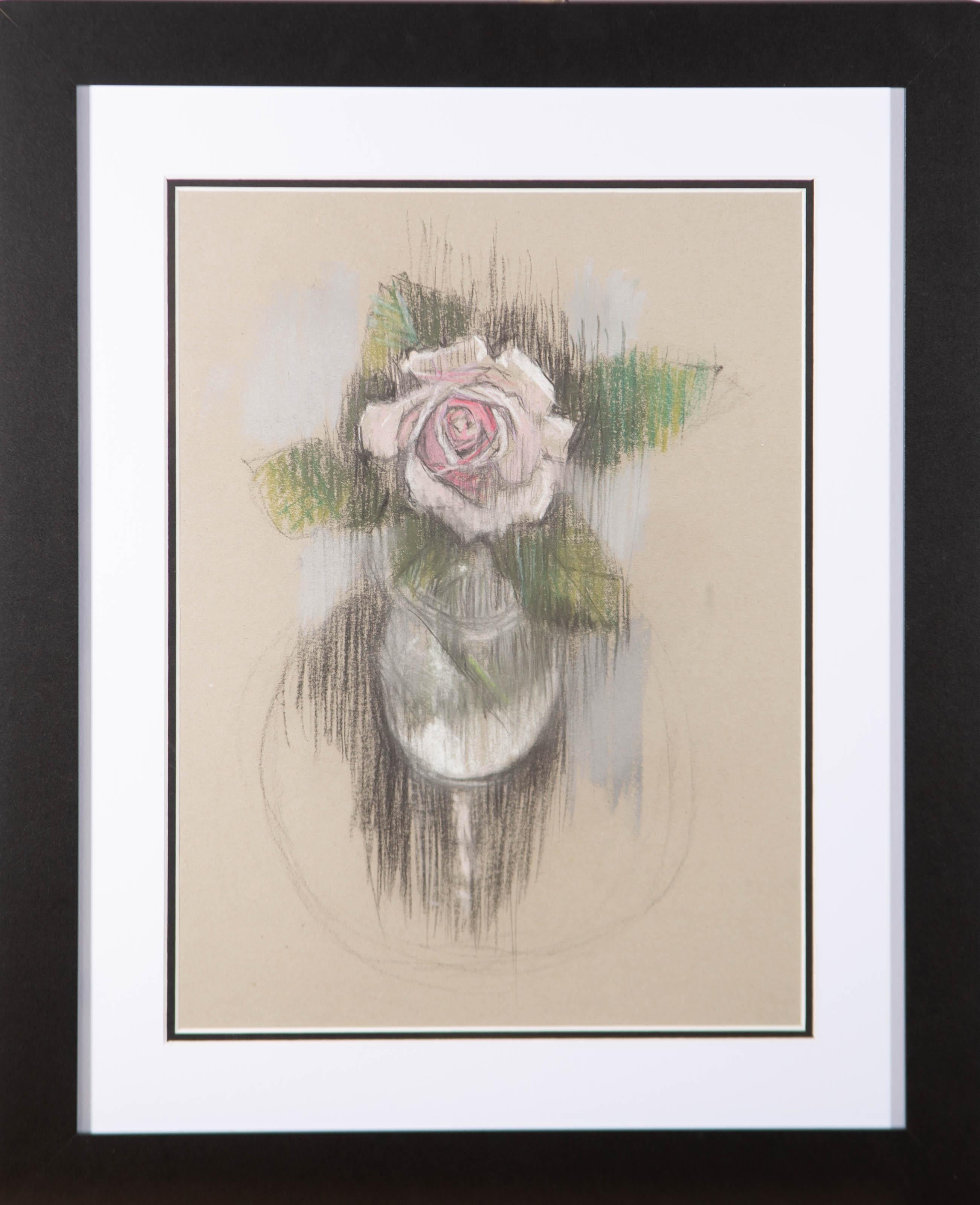 Unknown Still-Life – Val Hamer - Zeitgenössische Pastellvase, Rose in klarem Vase