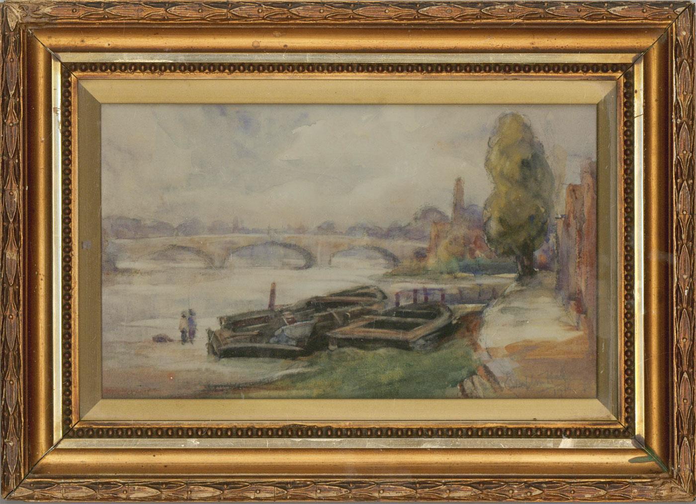 Une belle aquarelle originale du début du 20ème siècle avec des détails au fusain par l'artiste britannique Joseph Compton Hall RBA (1863-1937), montrant une vue de la ville, une grande rivière s'étendant au loin. Un certain nombre de grands bateaux