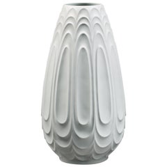 Vase Heinrich sur pied en porcelaine sculptée blanche