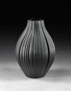 Vase en porcelaine plissé noir plissé Martin Freyer, 1968