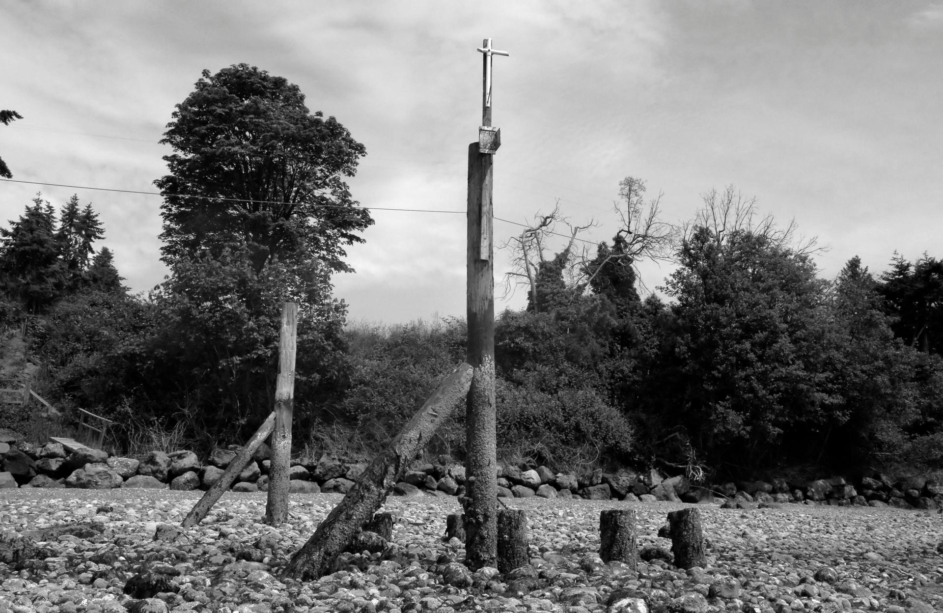 Antonia Stoyanovich Black and White Photograph – Strand Kruzifix