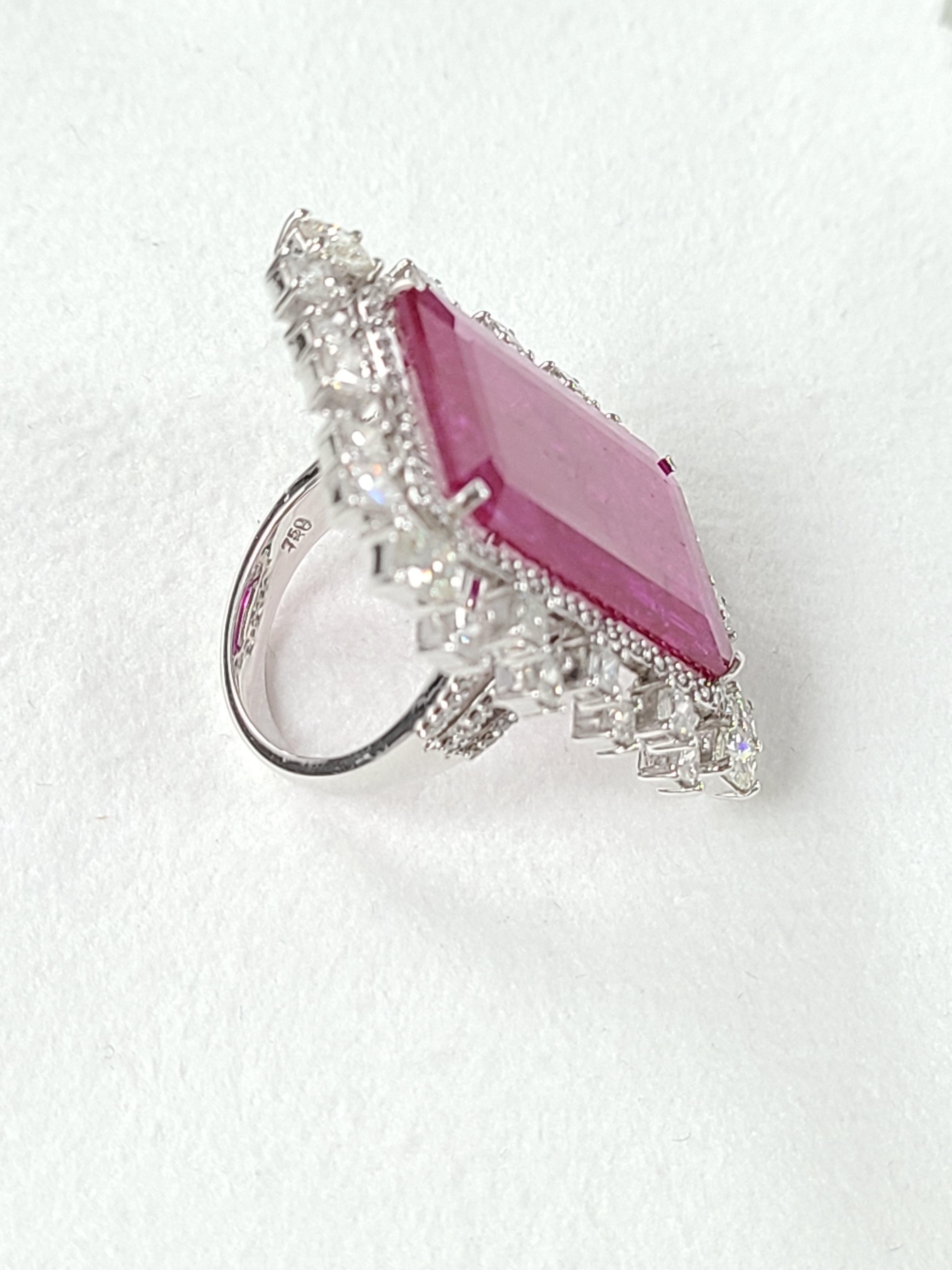 Natural No Heat 22.57 Carats Ruby Ring Set in 18 Karat Gold With Diamonds In New Condition In Hong Kong, HK