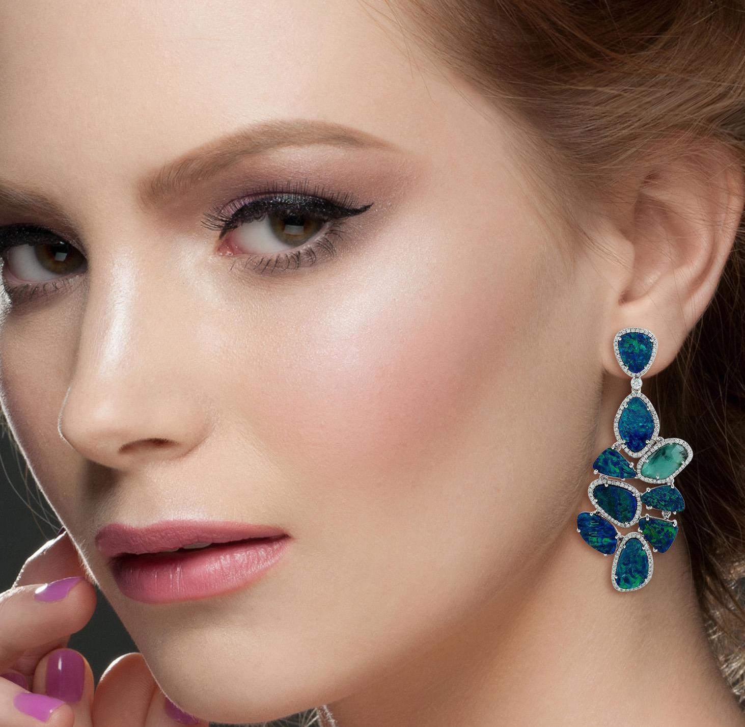 Fabriquées à la main en or 18 carats, ces exquises boucles d'oreilles sont serties d'une doublette d'opale de 22,57 carats, d'une émeraude de 2,6 carats et de 1,69 carats de diamants scintillants. 

SUIVRE  La vitrine de MEGHNA JEWELS pour découvrir