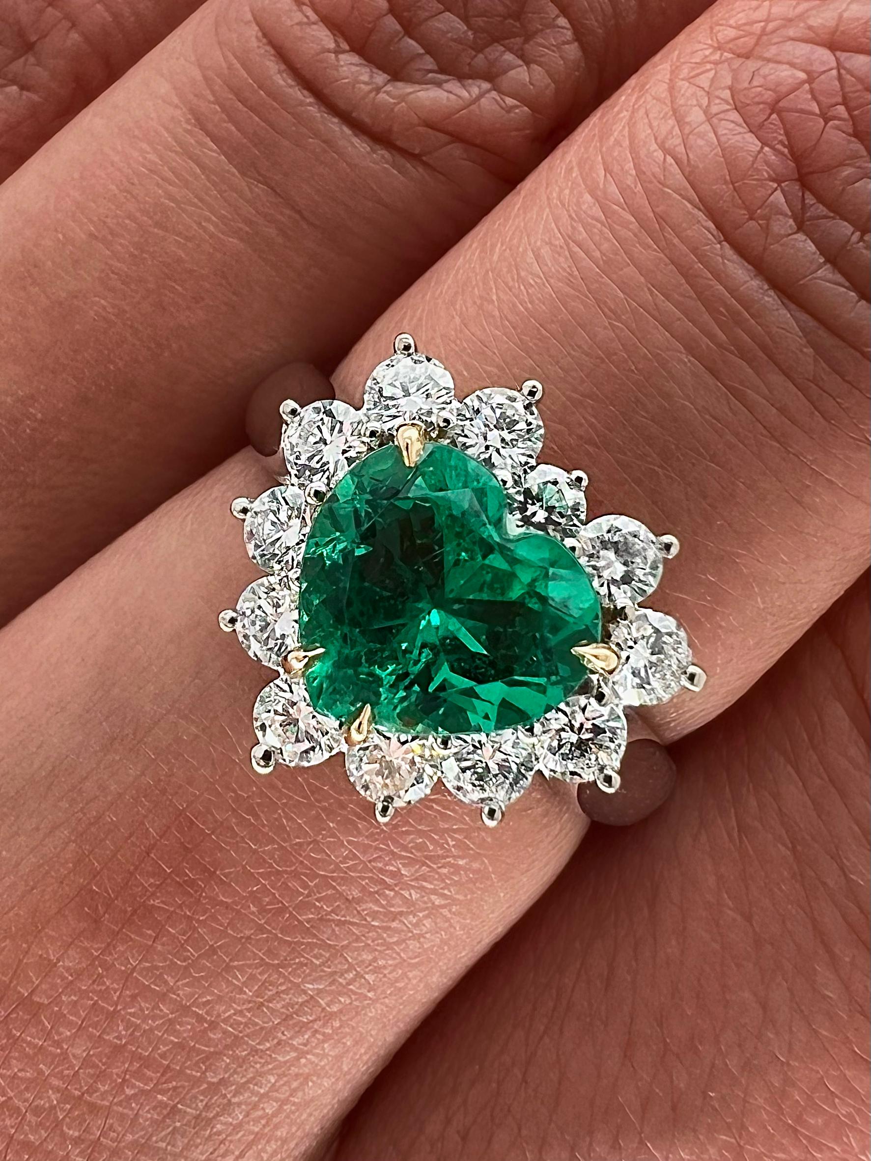 2.25 Total Carat Green Emerald and Diamond Ladies Ring In New Condition For Sale In New York, NY