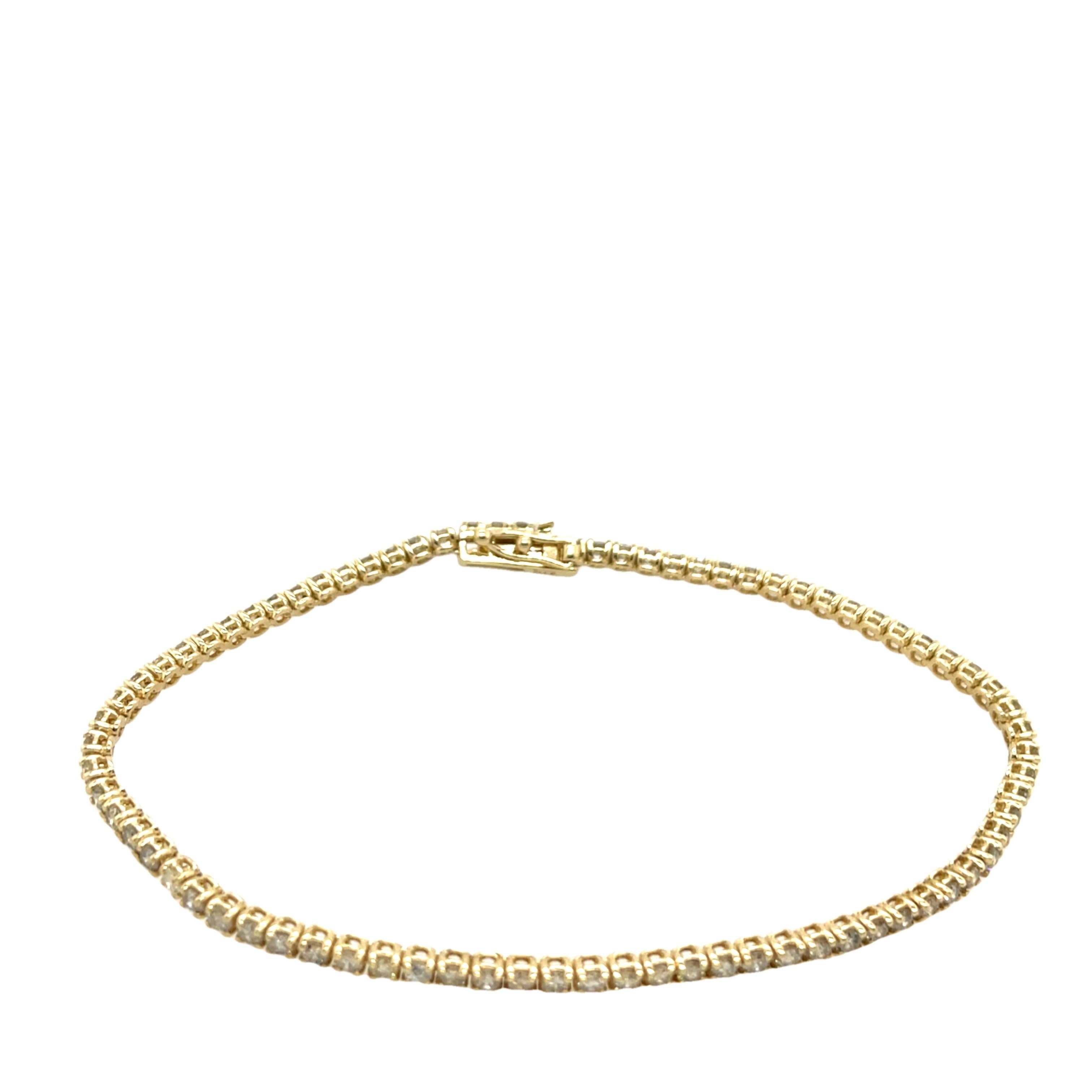 Questo splendido bracciale tennis con diamanti da 2,25 carati è realizzato in oro giallo 14 carati. Caratterizzato da una linea continua di diamanti scintillanti, questo bracciale emana lusso e raffinatezza, rendendolo l'accessorio perfetto per ogni