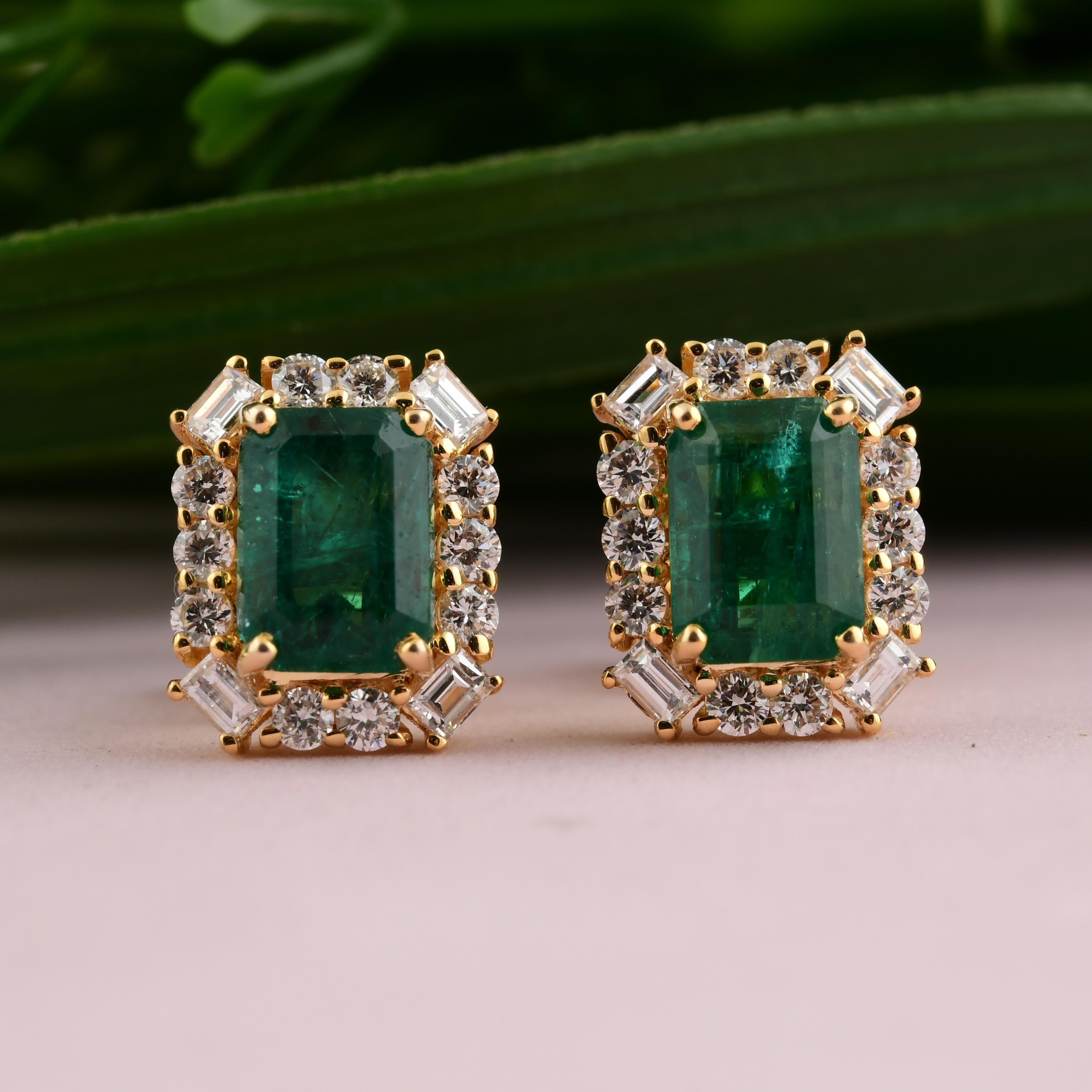 Moderno Orecchini a perno con smeraldo da 2,25 carati e diamante naturale da 0,65 carati in oro giallo massiccio 14K in vendita