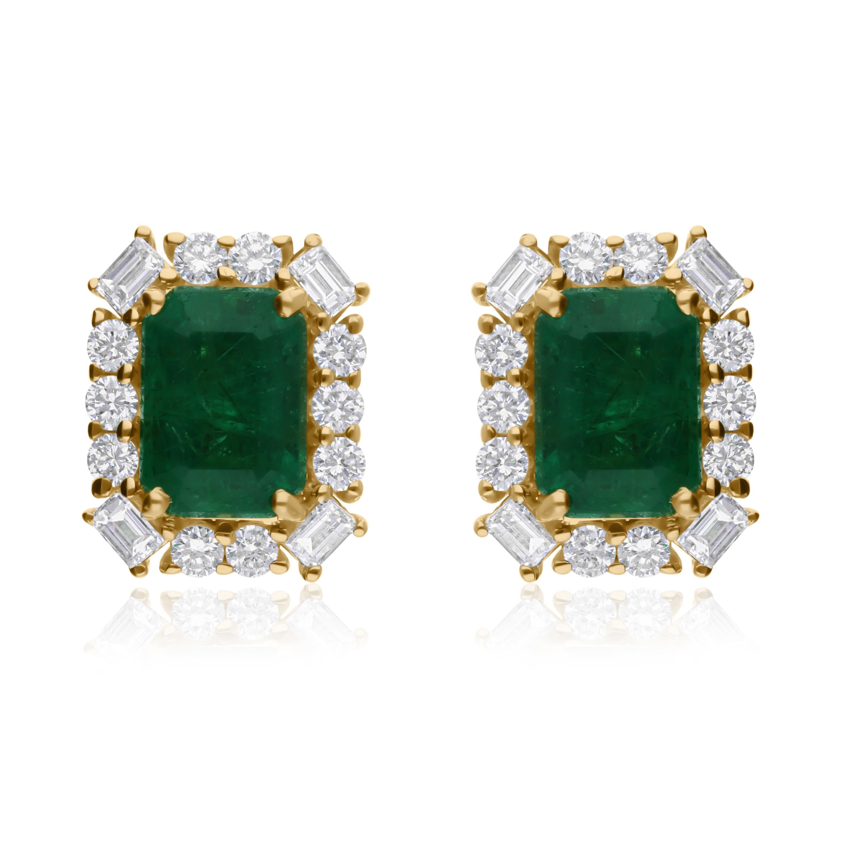 Orecchini a perno con smeraldo da 2,25 carati e diamante naturale da 0,65 carati in oro giallo massiccio 14K In condizioni Nuovo in vendita a Diera, Dubai