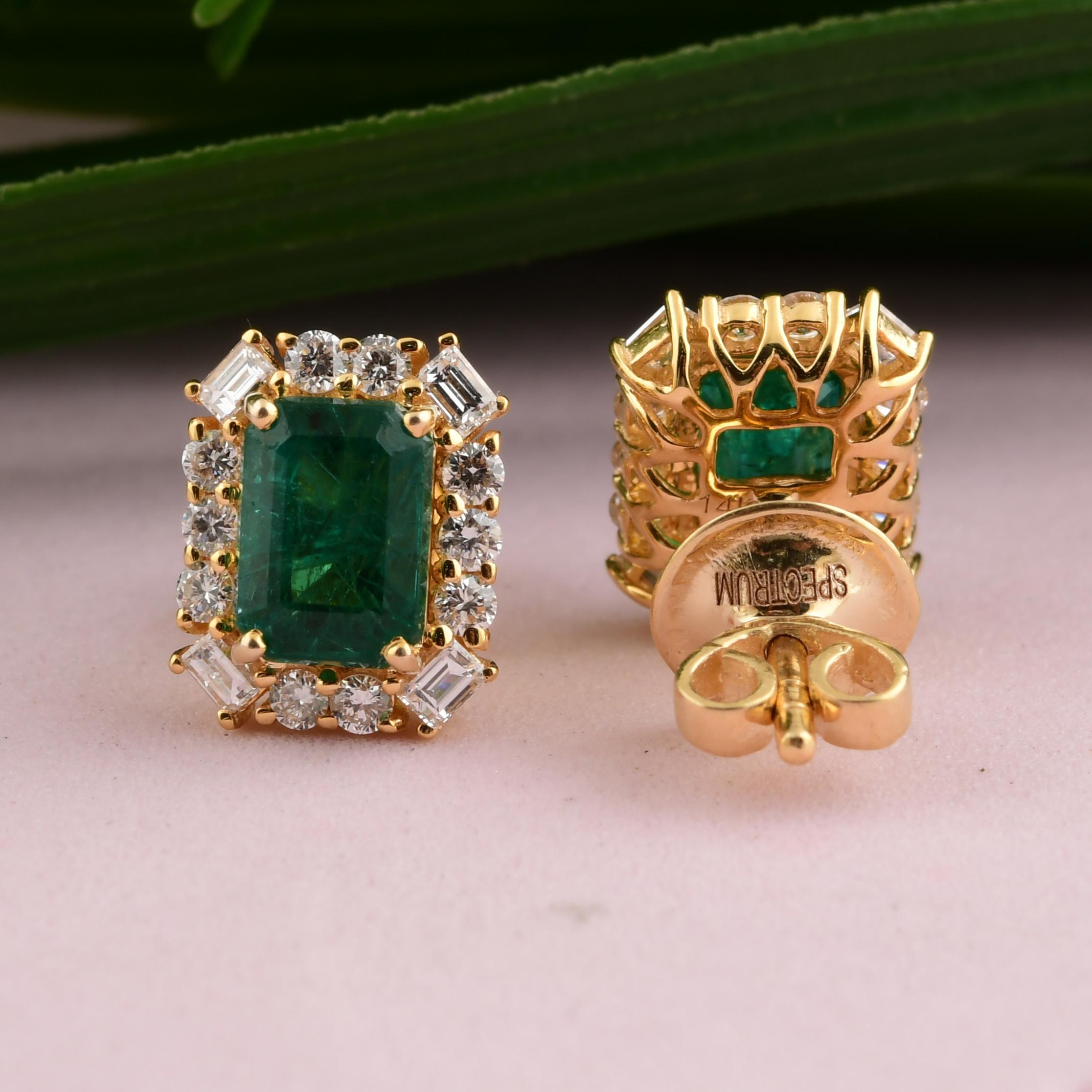 Orecchini a perno con smeraldo da 2,25 carati e diamante naturale da 0,65 carati in oro giallo massiccio 14K in vendita 1