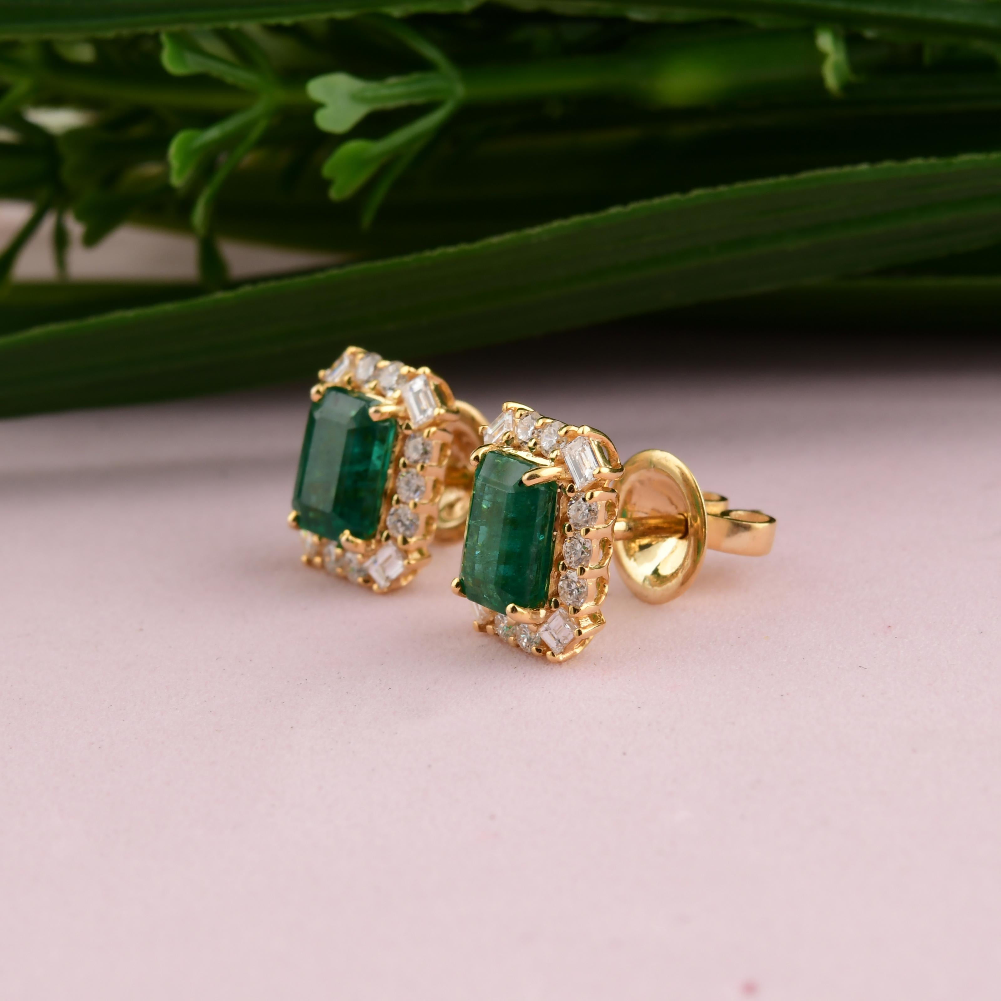 Orecchini a perno con smeraldo da 2,25 carati e diamante naturale da 0,65 carati in oro giallo massiccio 14K in vendita 2
