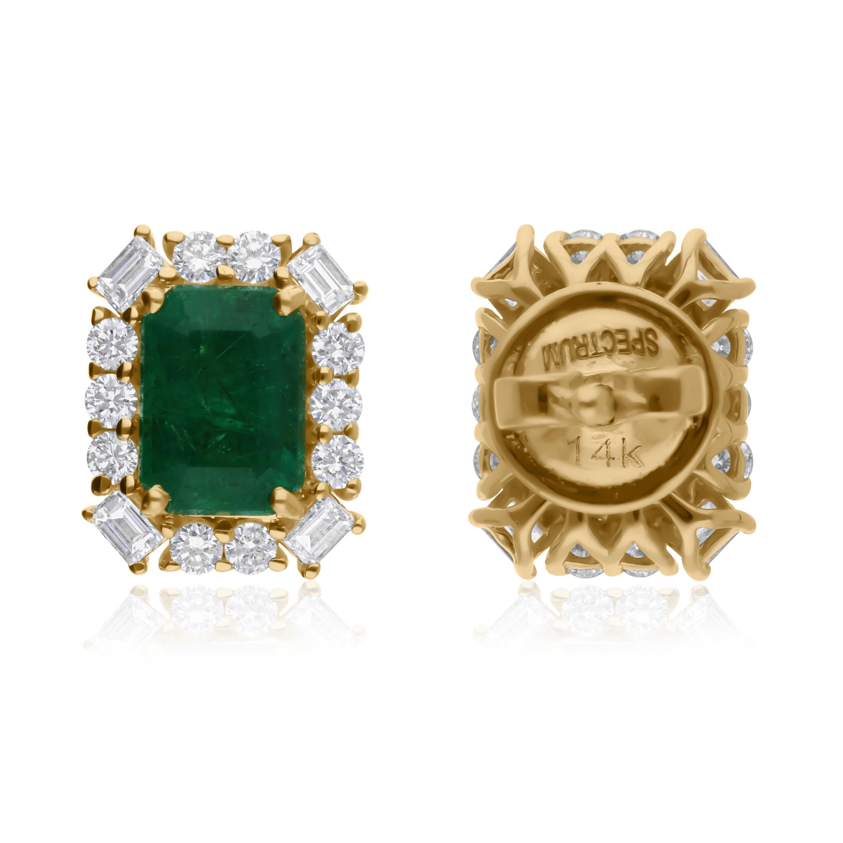 Orecchini a perno con smeraldo da 2,25 carati e diamante naturale da 0,65 carati in oro giallo massiccio 14K in vendita 3