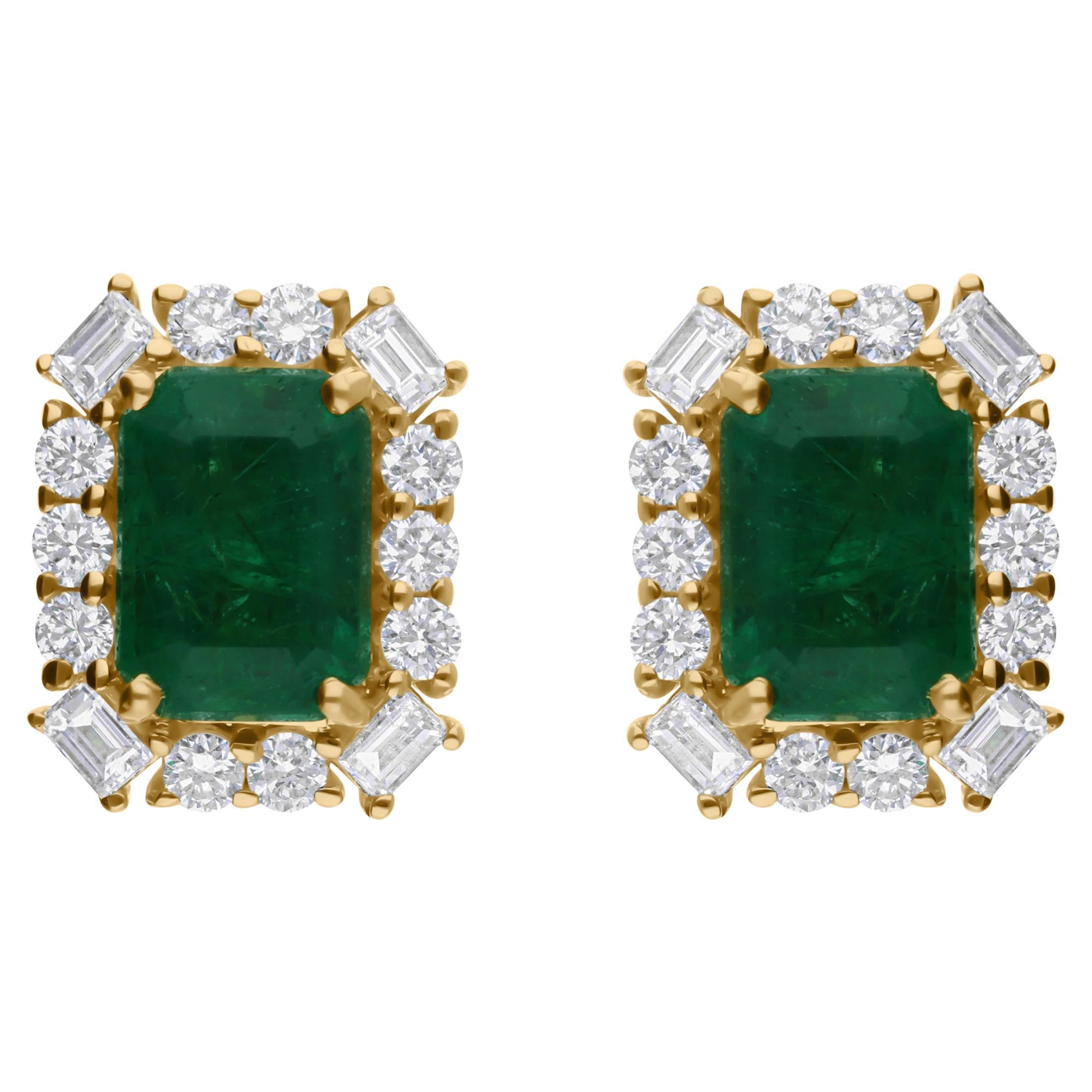 Orecchini a perno con smeraldo da 2,25 carati e diamante naturale da 0,65 carati in oro giallo massiccio 14K in vendita