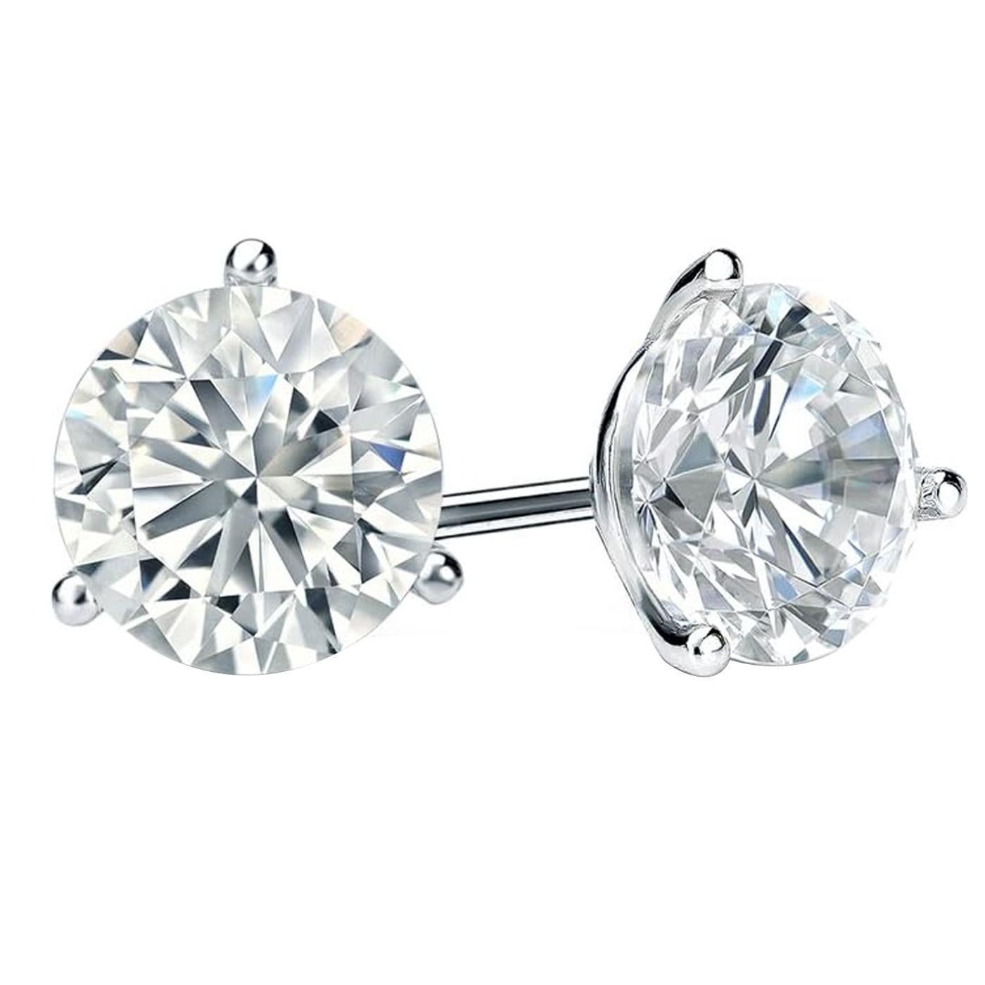 Ganz gleich, wie Ihr Tag, Ihre Woche oder Ihr Monat verläuft, ein einziger Diamant kann Sie mit seinem Glanz zum Strahlen bringen. Diese schraubbaren, 2,25 Karat schweren, runden Martini Ohrstecker mit drei Zacken sind aus 14-karätigem Gold