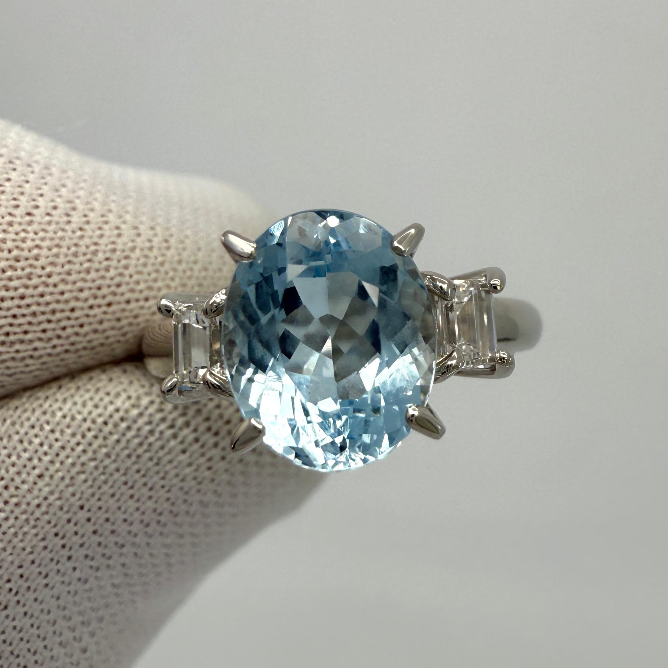 Anello a tre pietre in platino con acquamarina blu naturale e diamanti. 2,25 carati totali.

Splendido anello in platino con una bellissima acquamarina blu brillante da 2,00 carati. 
Una pietra di colore fine, con un'ottima purezza e un eccellente