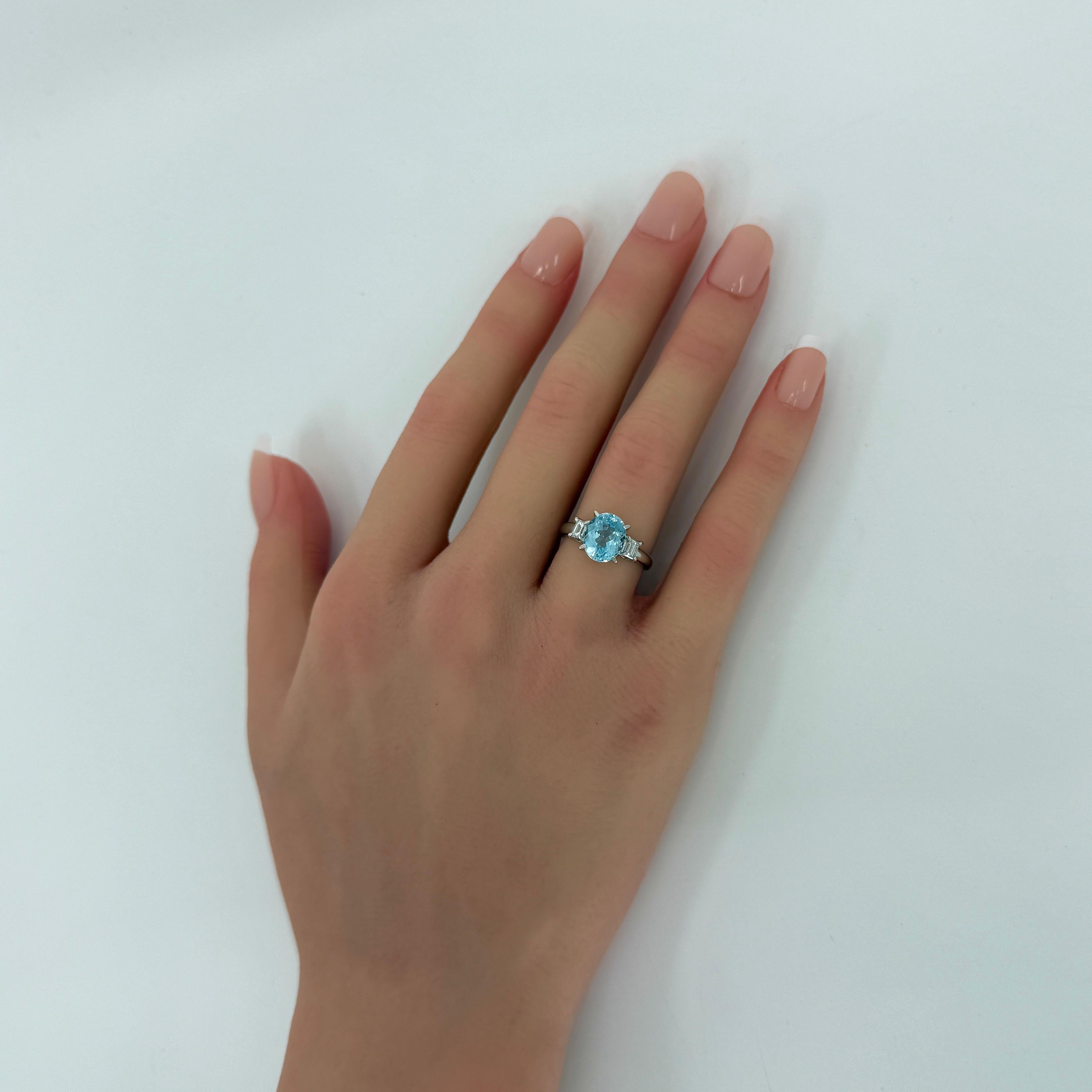 Taglio ovale Anello a tre pietre in platino con acquamarina taglio ovale e diamante taglio smeraldo da 2,25 ct. in vendita