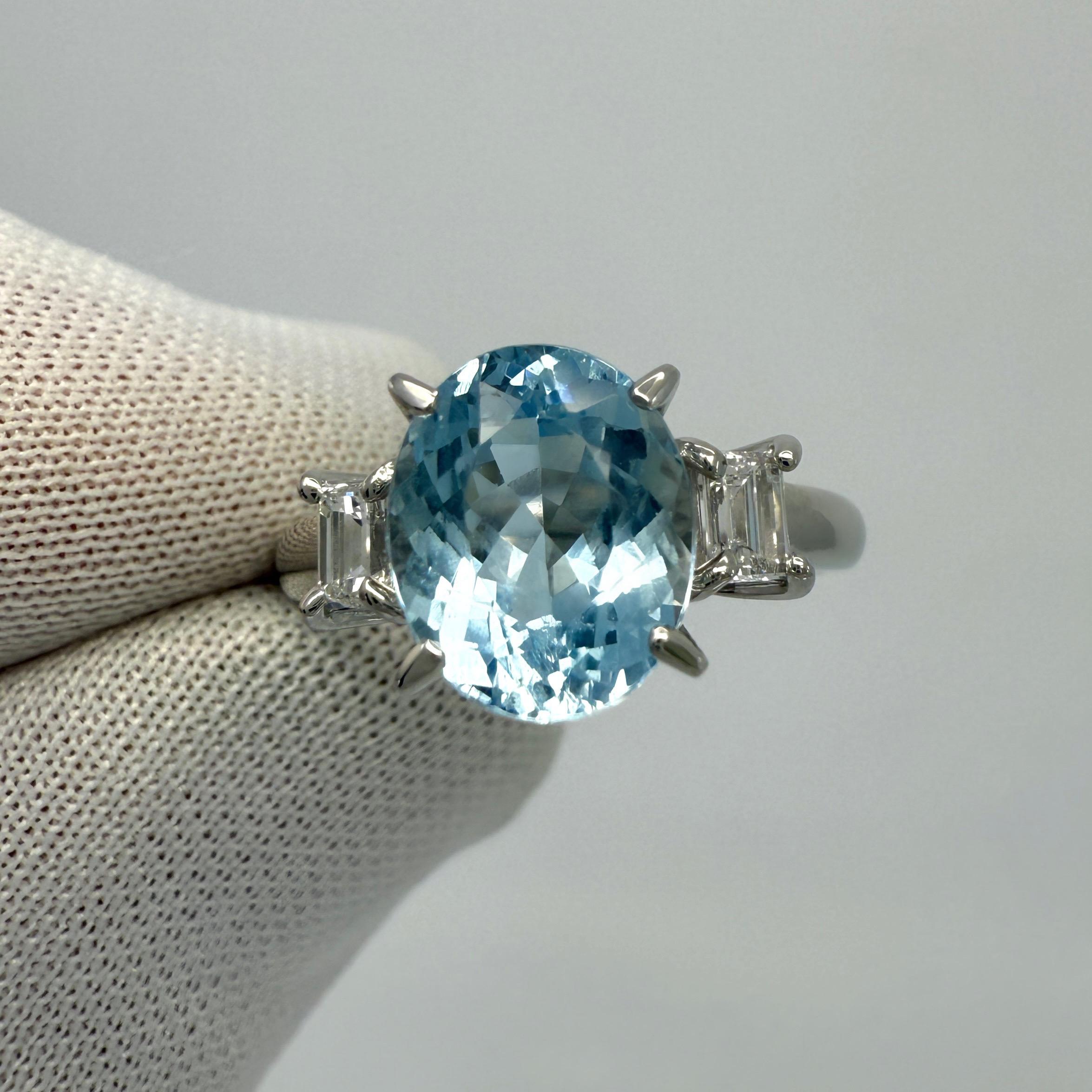 Anello a tre pietre in platino con acquamarina taglio ovale e diamante taglio smeraldo da 2,25 ct. In condizioni ottime in vendita a Birmingham, GB