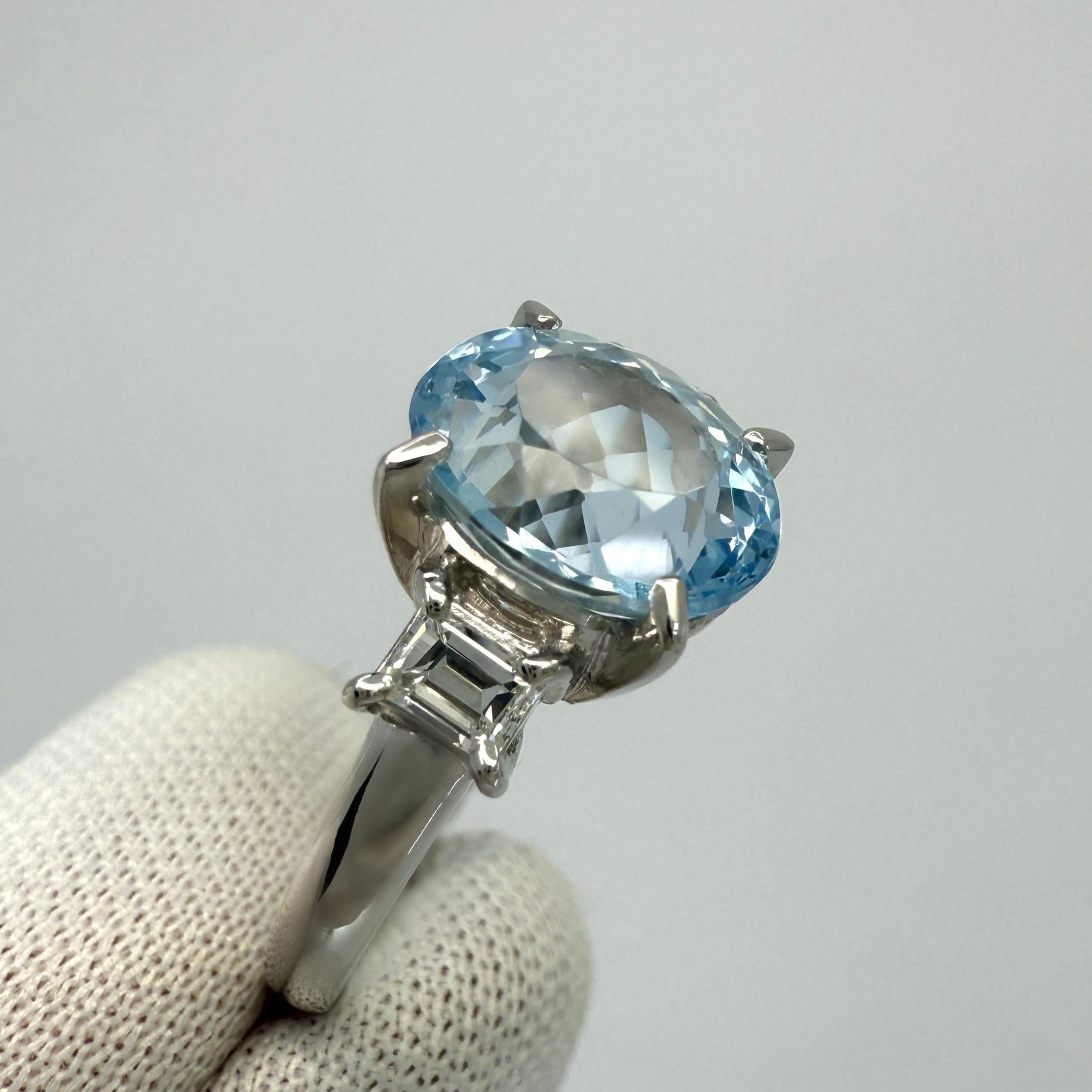da uomo o donna Anello a tre pietre in platino con acquamarina taglio ovale e diamante taglio smeraldo da 2,25 ct. in vendita
