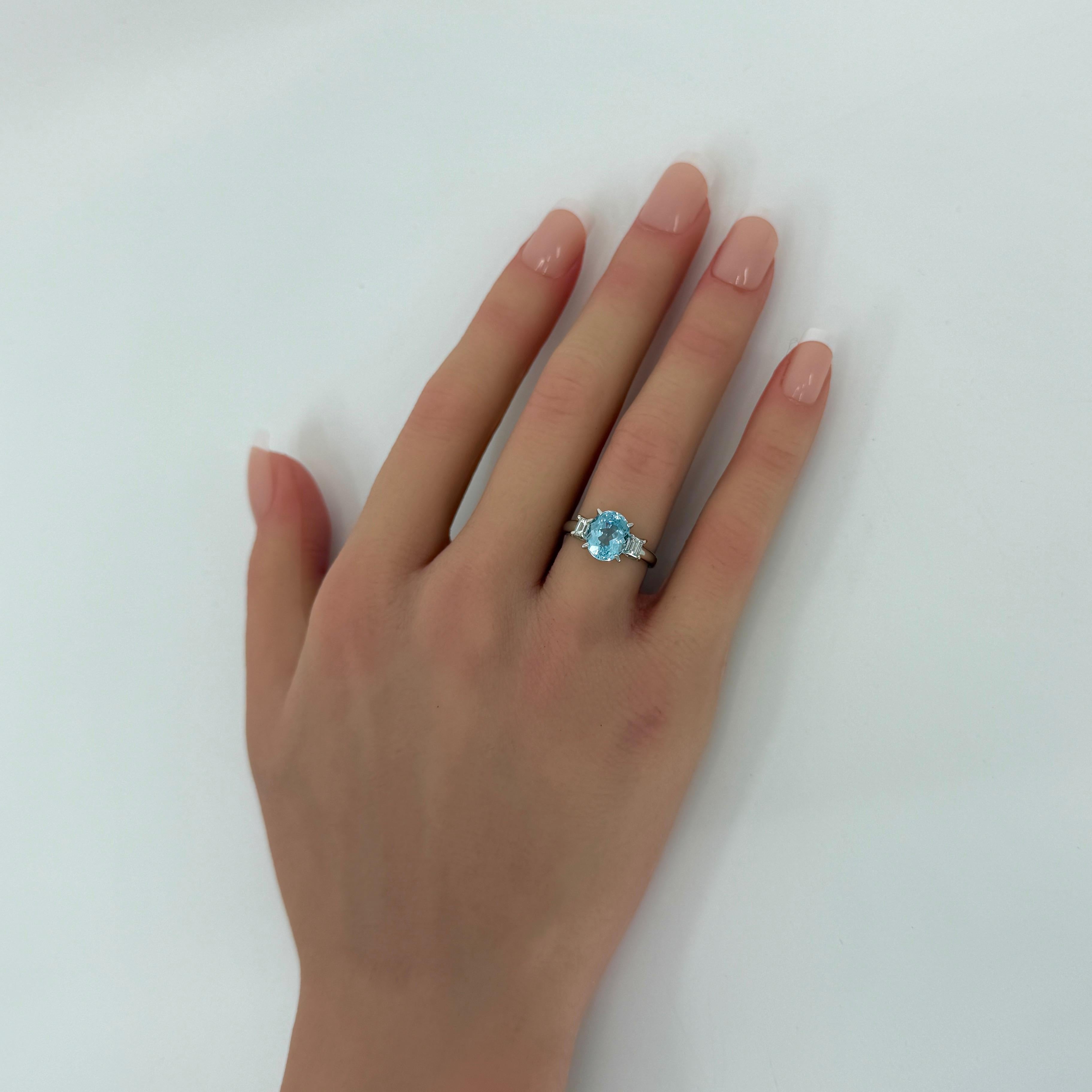 Anello a tre pietre in platino con acquamarina taglio ovale e diamante taglio smeraldo da 2,25 ct. in vendita 1