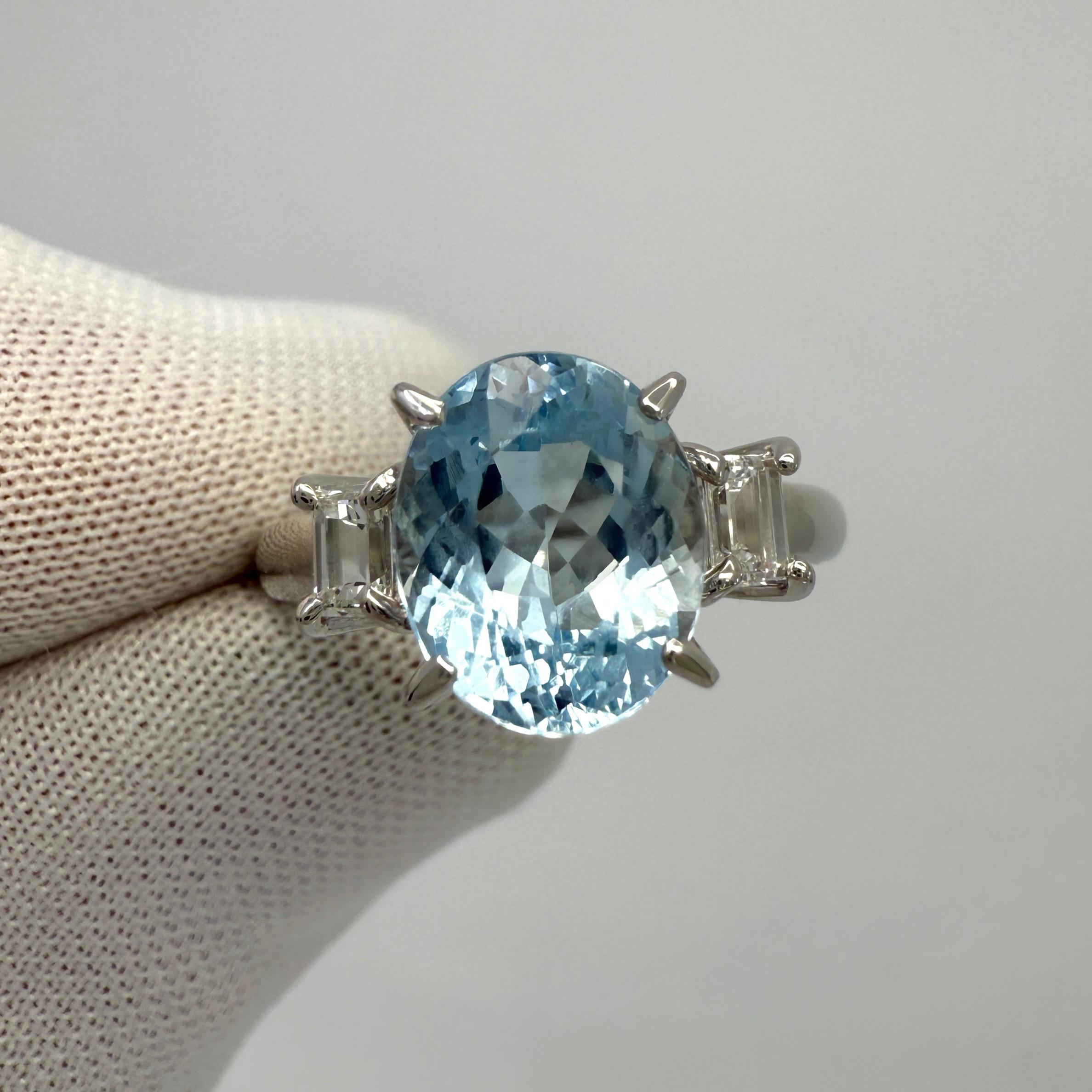 Anello a tre pietre in platino con acquamarina taglio ovale e diamante taglio smeraldo da 2,25 ct. in vendita 2