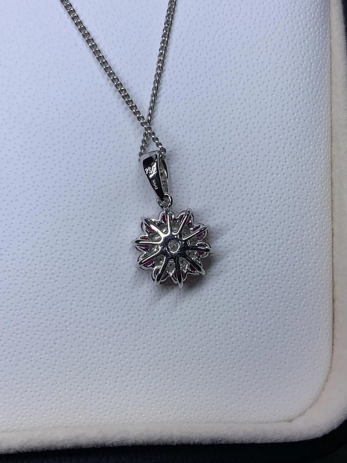 Orecchini con rubino e diamanti da 2,25 ct e collana con pendente in oro 18 ct.

Splendida parure di diamanti e rubini in oro bianco 18 carati. 

Orecchini aureola con diamanti e rubini, peso totale 1,40 ct. 

Peso del diamante 0,60ct colore G