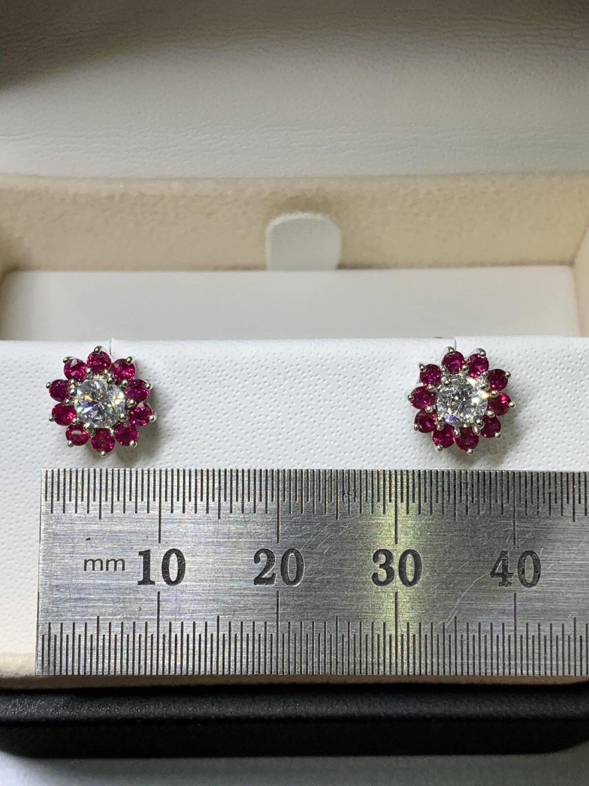 Taglio rotondo Orecchini con rubino e diamanti da 2,25 ct e collana con pendente in oro 18 ct. in vendita