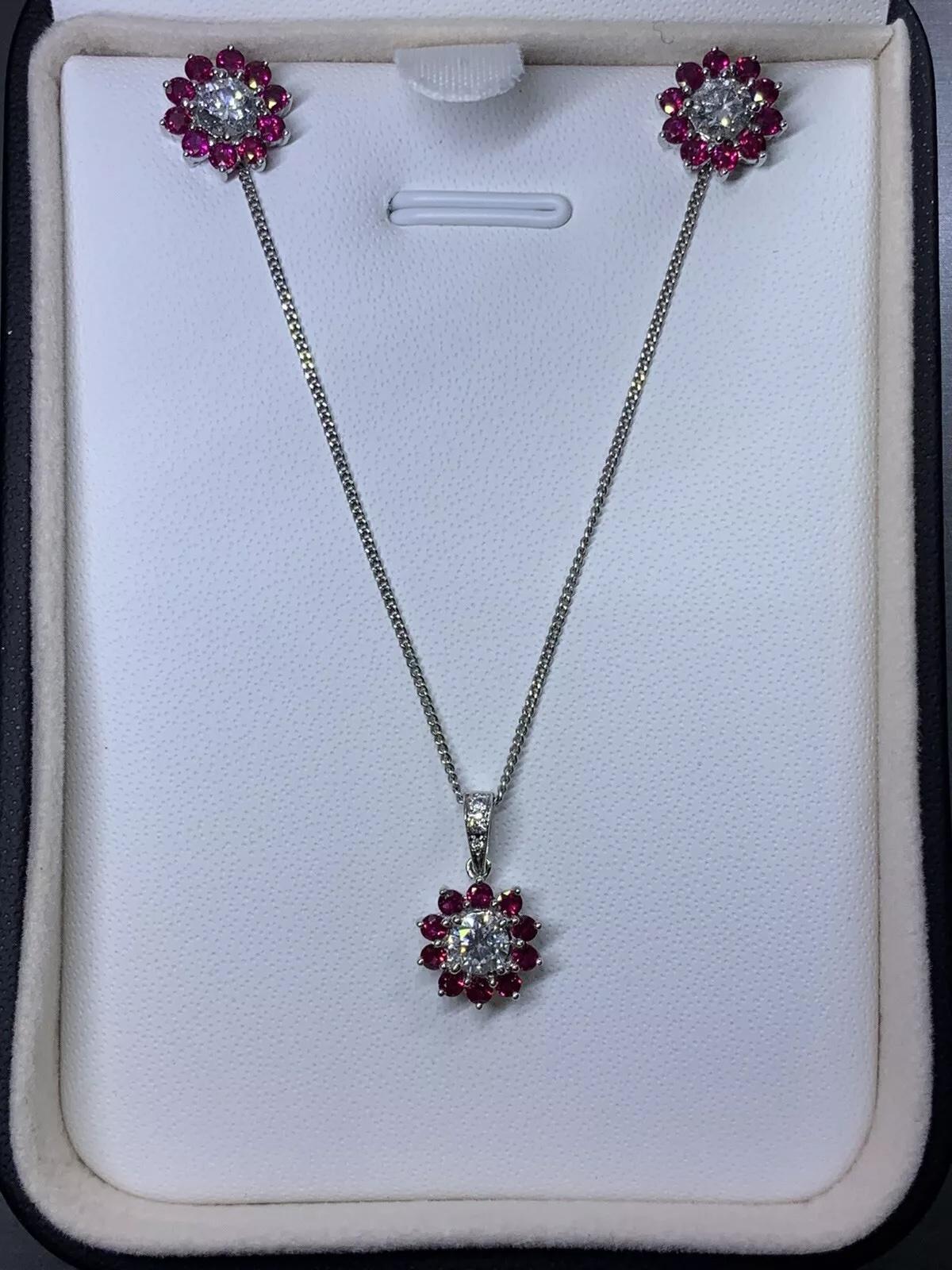 Orecchini con rubino e diamanti da 2,25 ct e collana con pendente in oro 18 ct. In condizioni Nuovo in vendita a London, GB