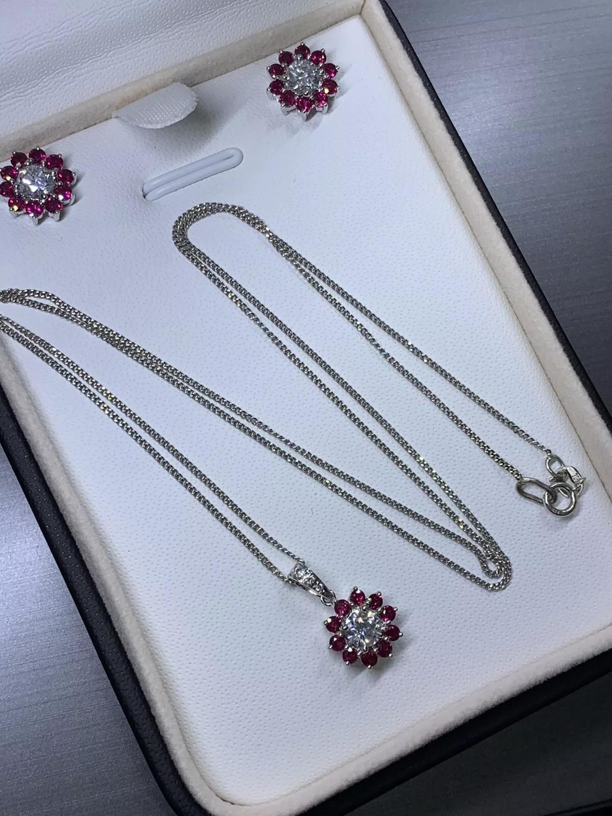 da uomo o donna Orecchini con rubino e diamanti da 2,25 ct e collana con pendente in oro 18 ct. in vendita