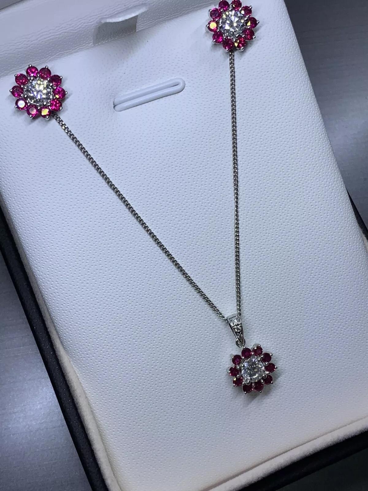 Orecchini con rubino e diamanti da 2,25 ct e collana con pendente in oro 18 ct. in vendita 1