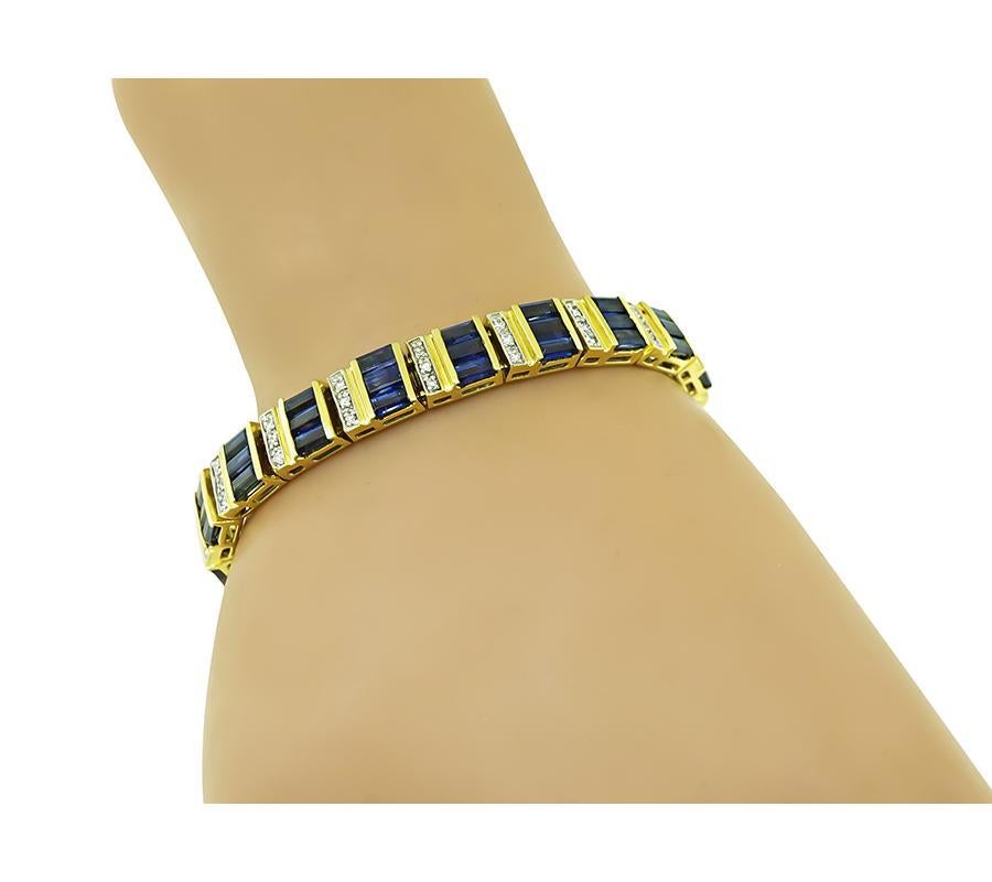 Il s'agit d'un magnifique bracelet en or jaune 18 carats. Le bracelet est serti de saphirs de taille baguette et de diamants de taille ronde qui pèsent respectivement environ 2,25ct et 1,70ct. La couleur des diamants est H avec une clarté VS. Le