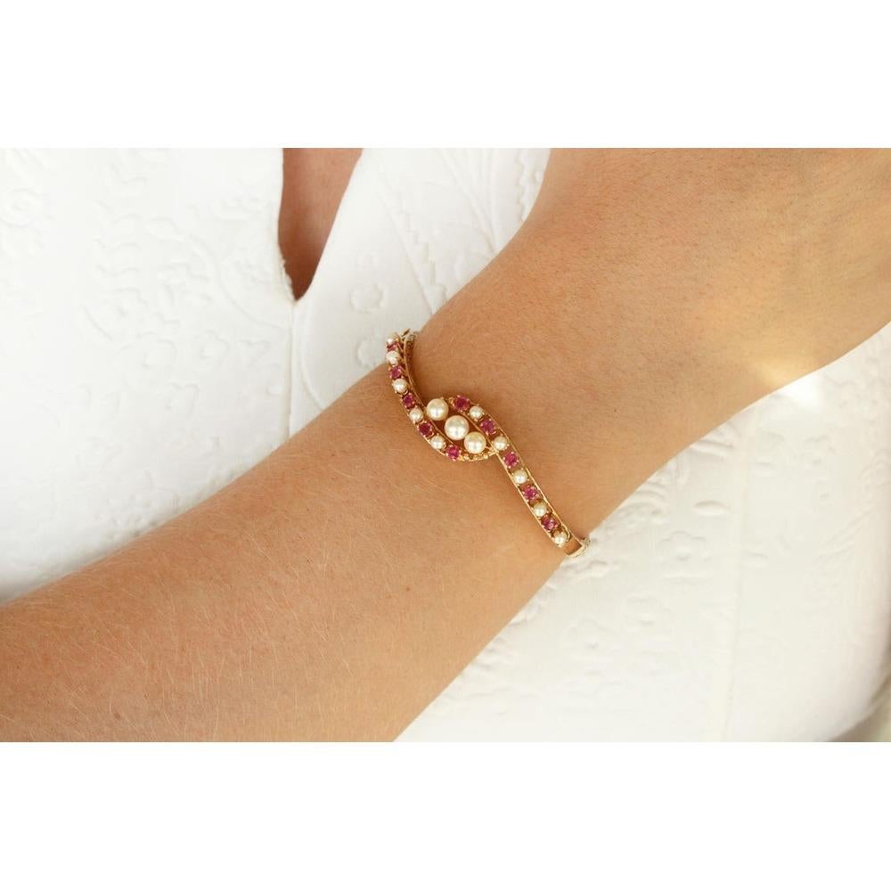 2.25cts Ruby Pearl Bangle 14k Yellow Gold Estate Ruby Pearl Bracelet Vintage In New Condition For Sale In Jupiter, FL