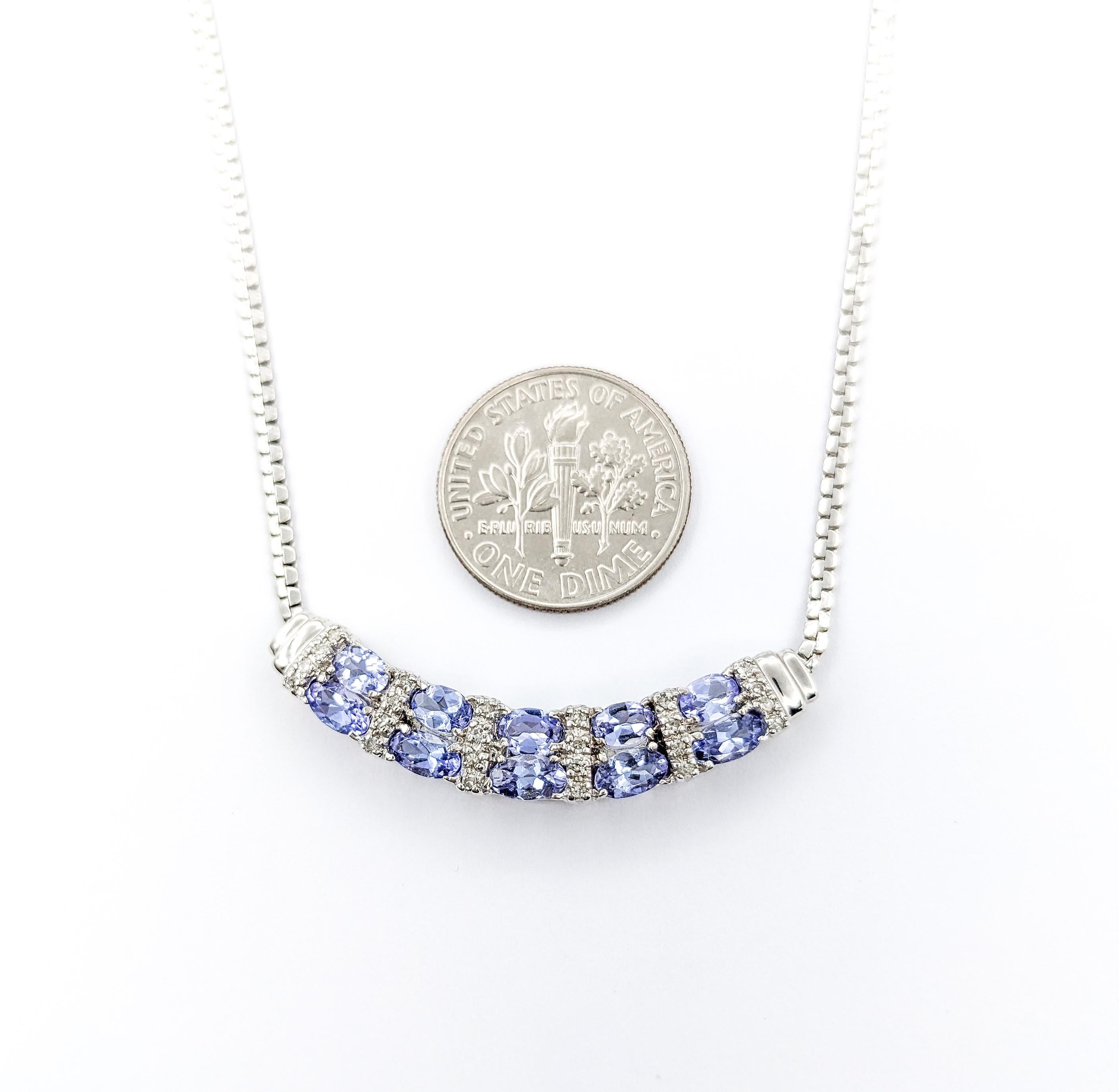 Collana a barre curve con tanzanite da 2,25 carati in oro bianco

Ti presentiamo questa bellissima collana di moda con pietre preziose, realizzata in oro bianco 14 carati. La catena presenta .12 ctw di diamanti rotondi con una barra curva di
