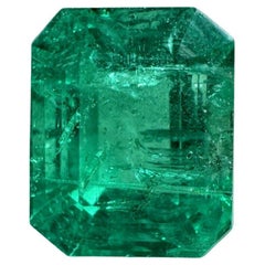Pierre de naissance de mai de 2,26 carats, émeraude de Zambie verte de taille émeraude, taille moyenne de 8,5 x 7 cm