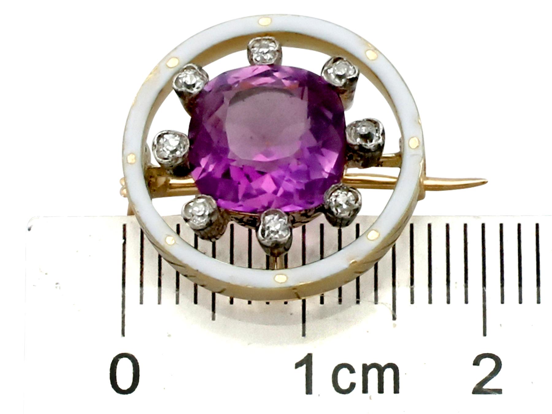 Antica spilla in oro giallo con ametista e diamante da 2,26 carati del 1920 in vendita 3