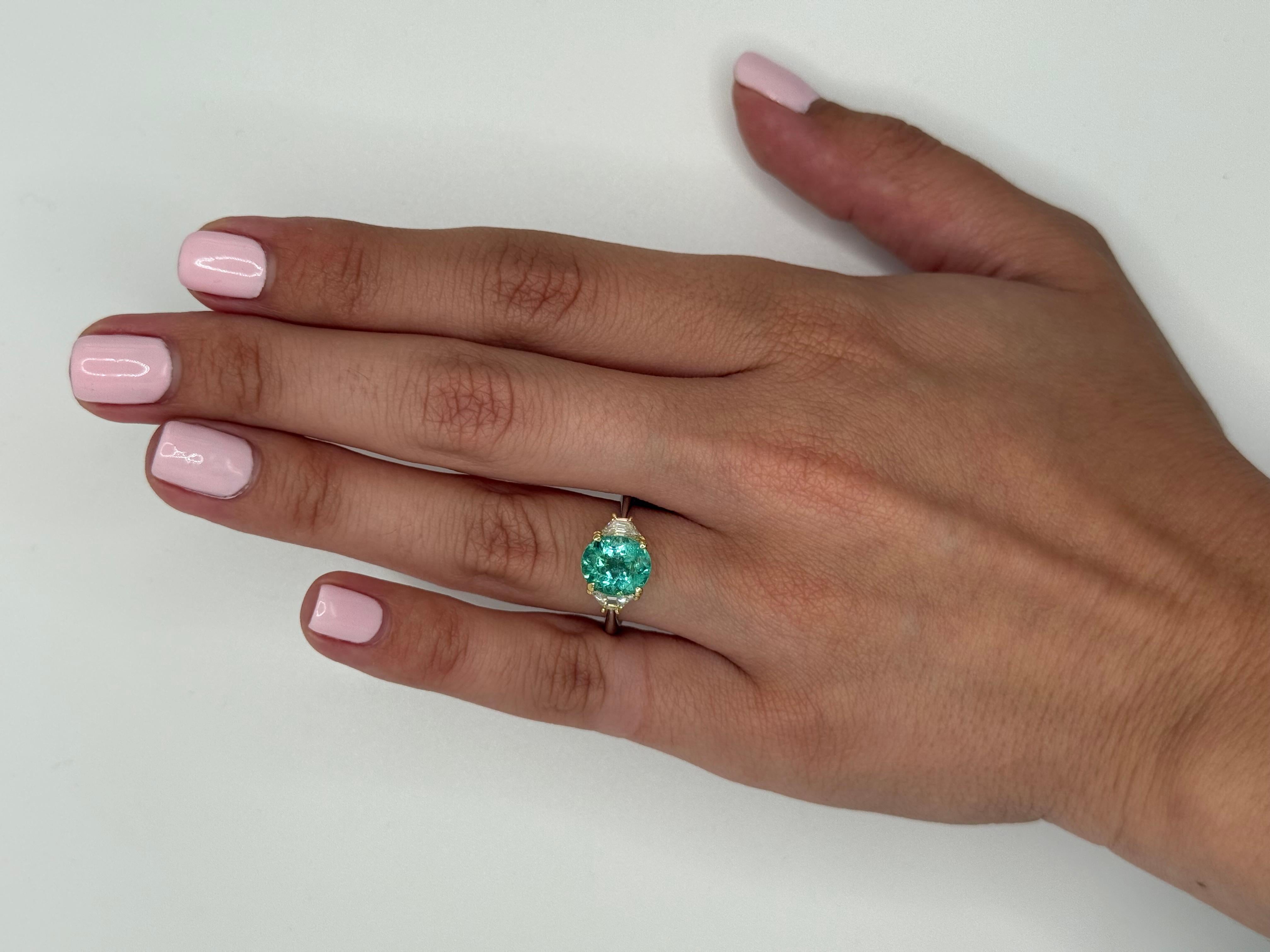 Moderne Bague à trois pierres en tourmaline Paraiba de 2,26 carats en vente